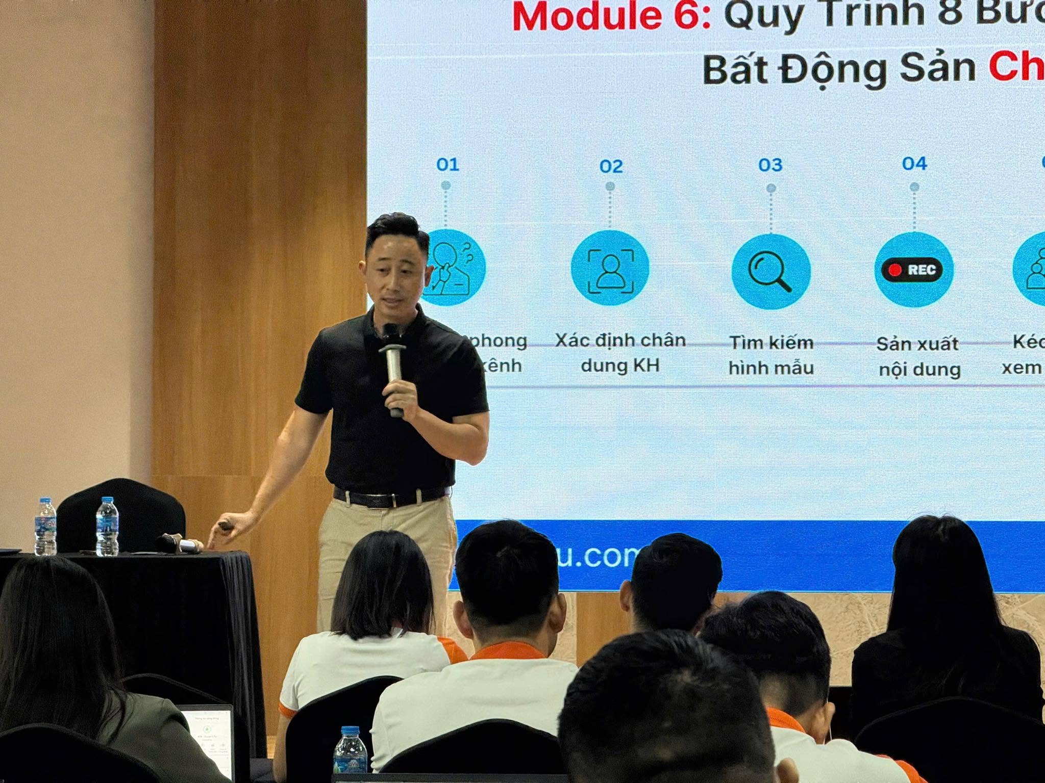 Môi giới bất động sản làm việc có hệ thống, theo dõi chỉ số và mục tiêu tài chính