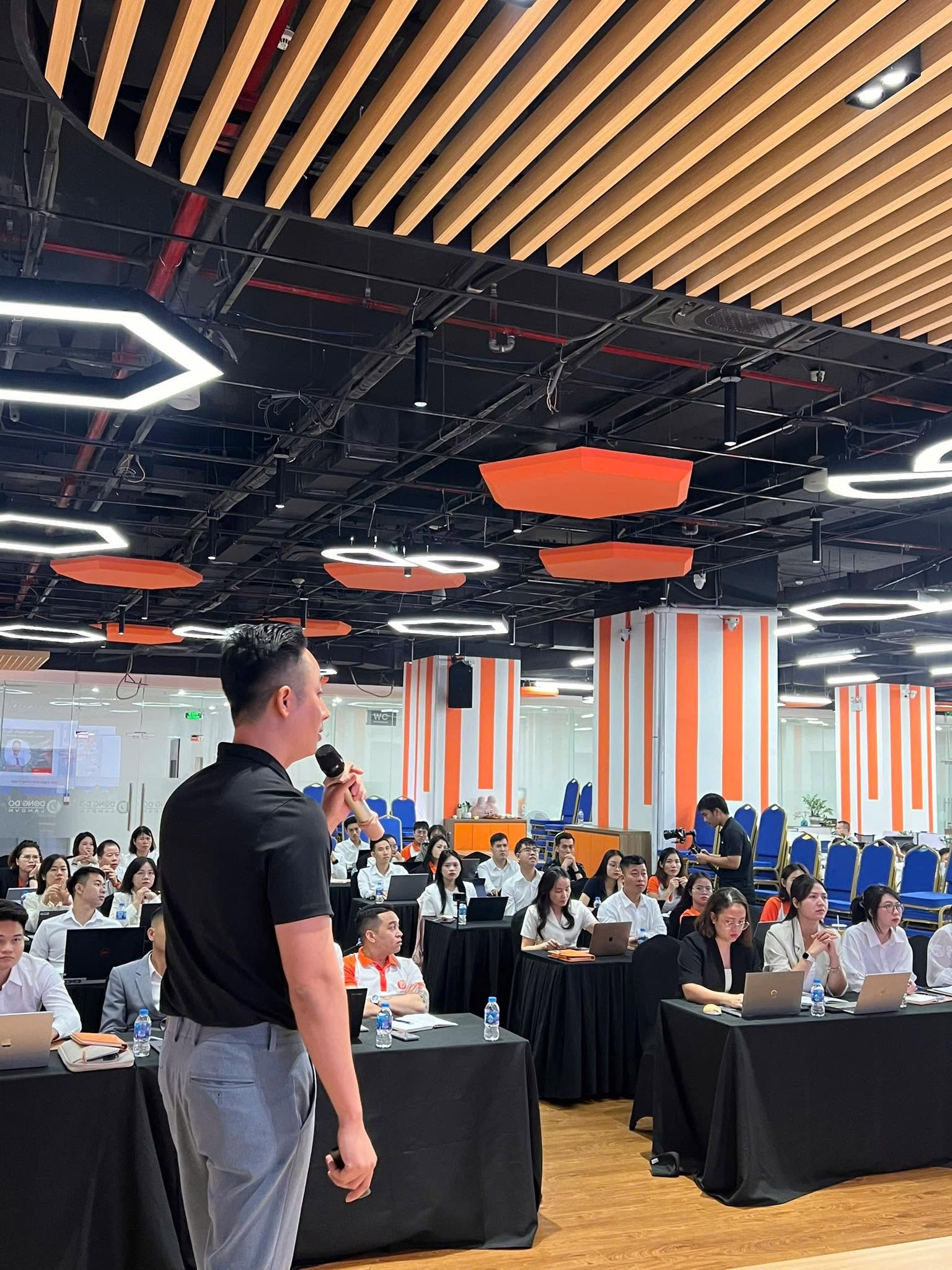 Người mới vào nghề môi giới bất động sản học lộ trình đúng