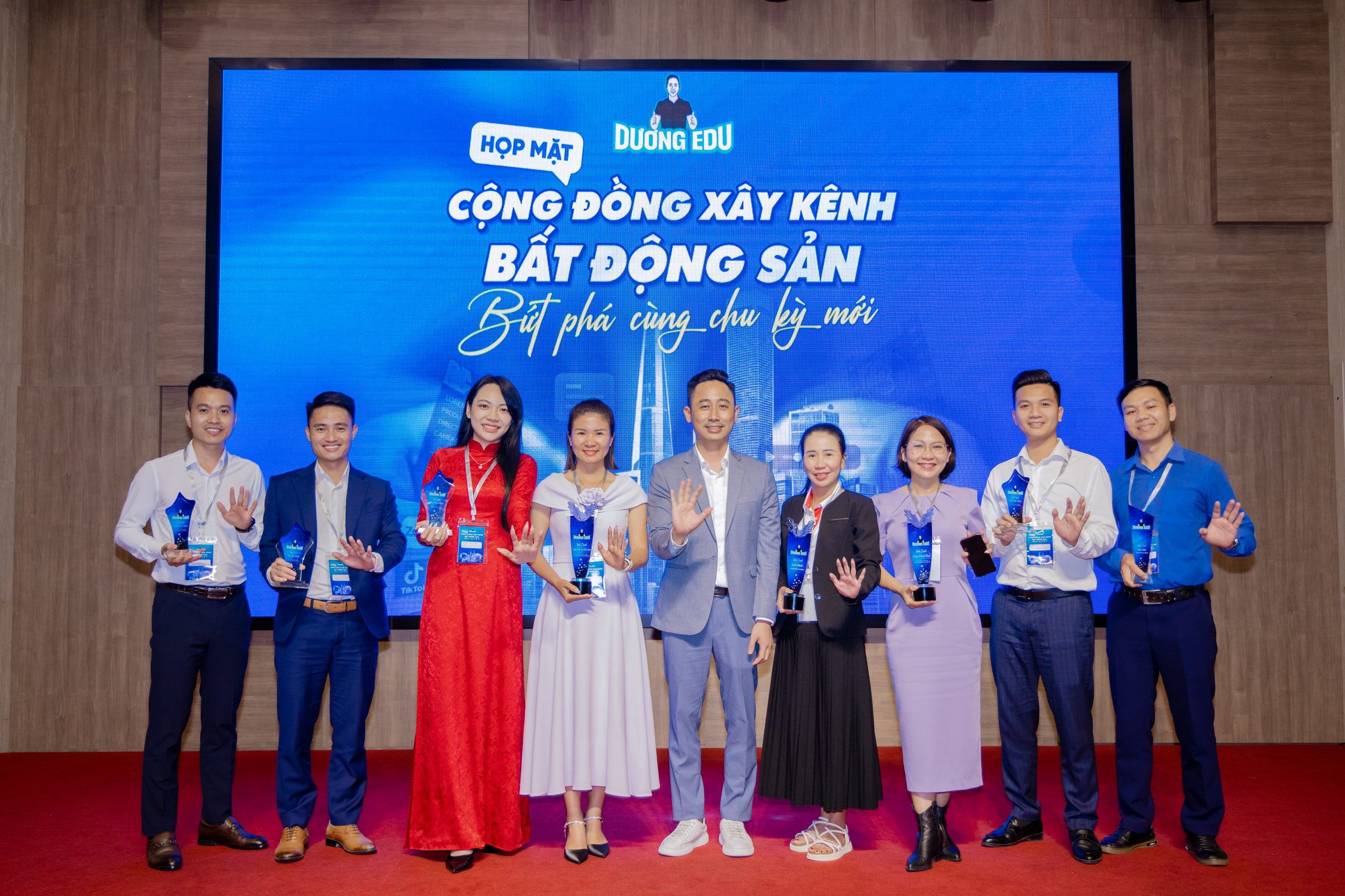Đăng Dương trao cúp cho cao thủ Realtor OS