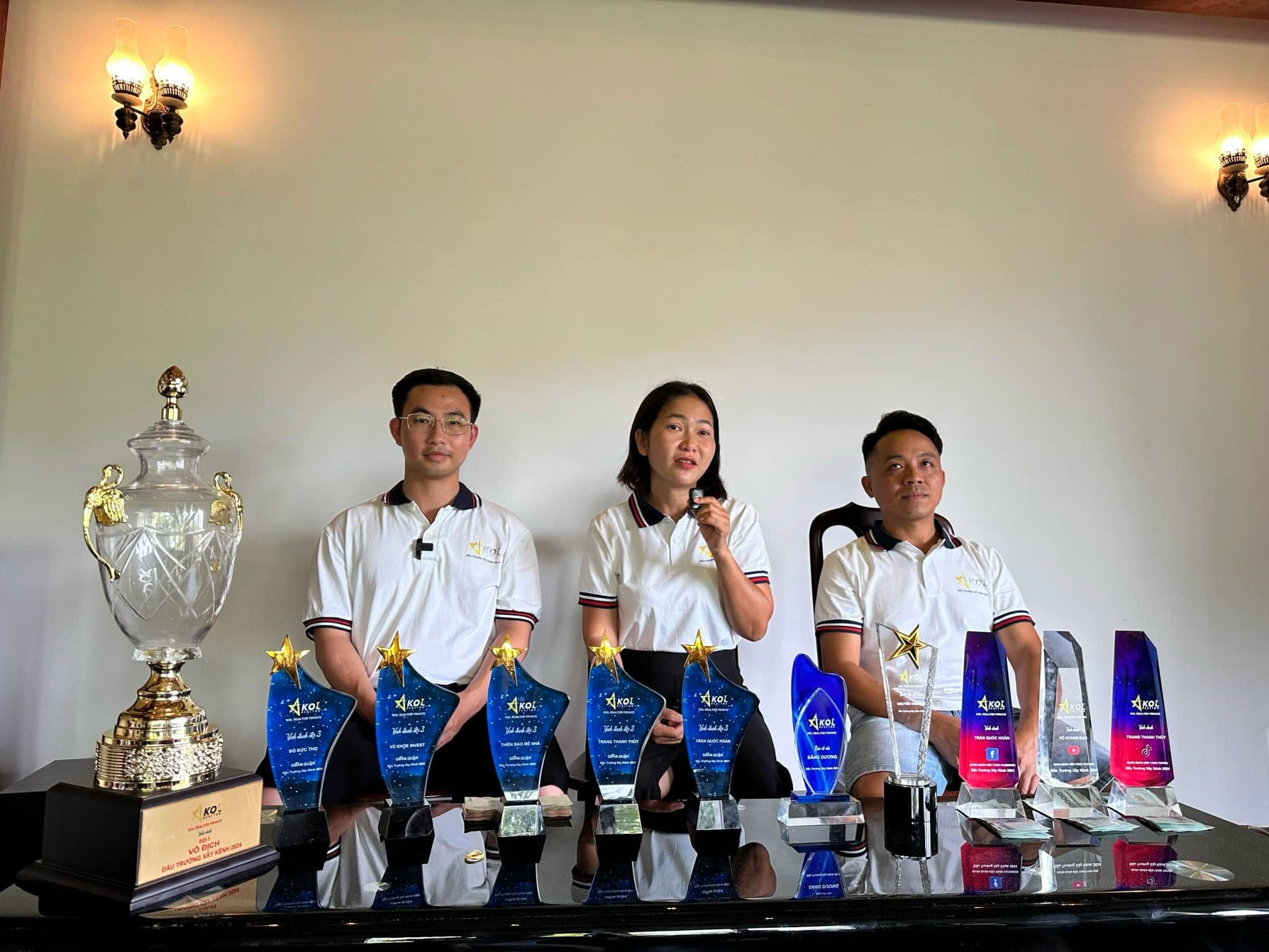 Trang Thanh Thúy nhận cúp Đấu trường xây kênh bất động sản