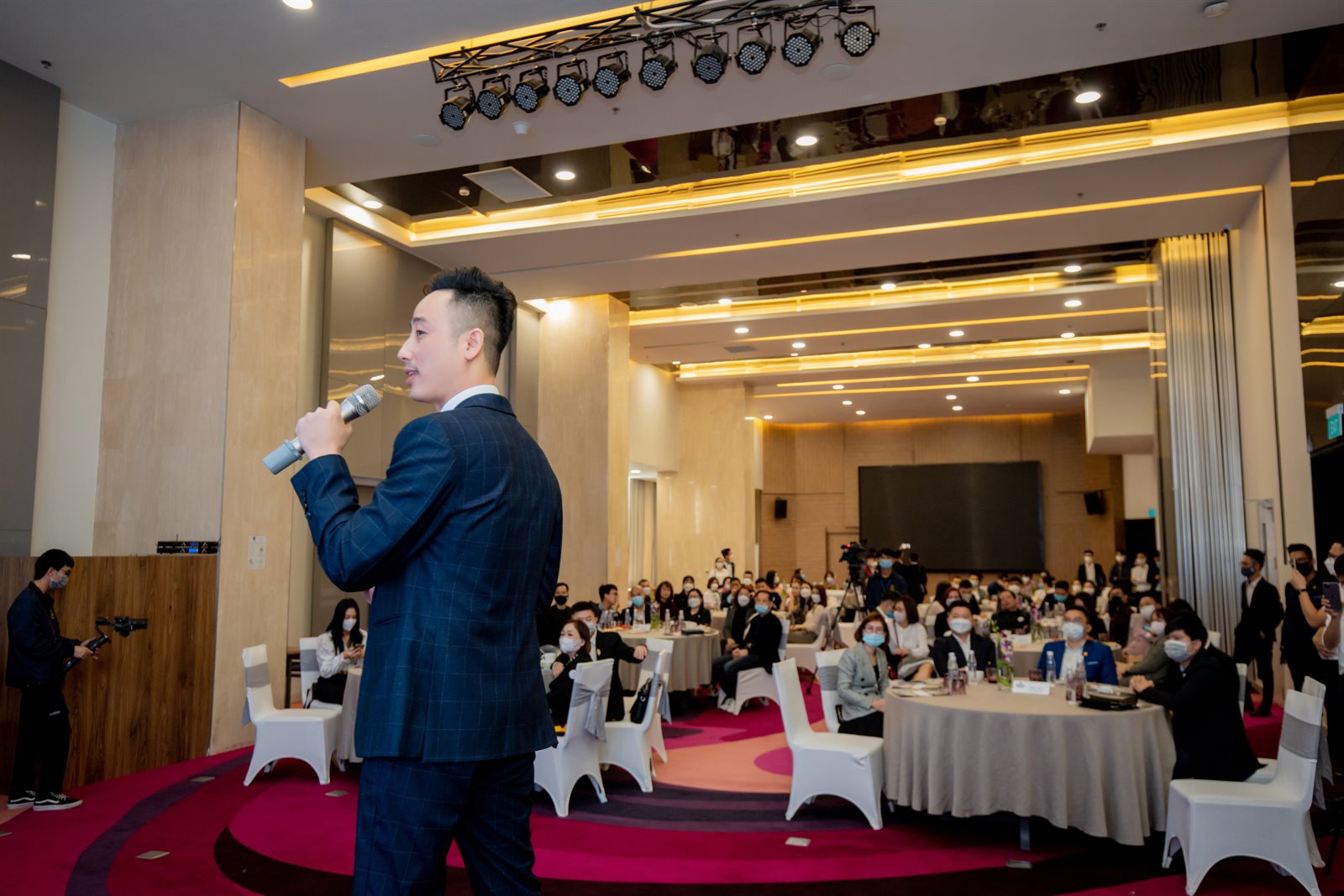 Đăng Dương thuyết trình trước đông người — môi giới xây uy tín để dẫn dắt khách hàng thay vì cạnh tranh giá