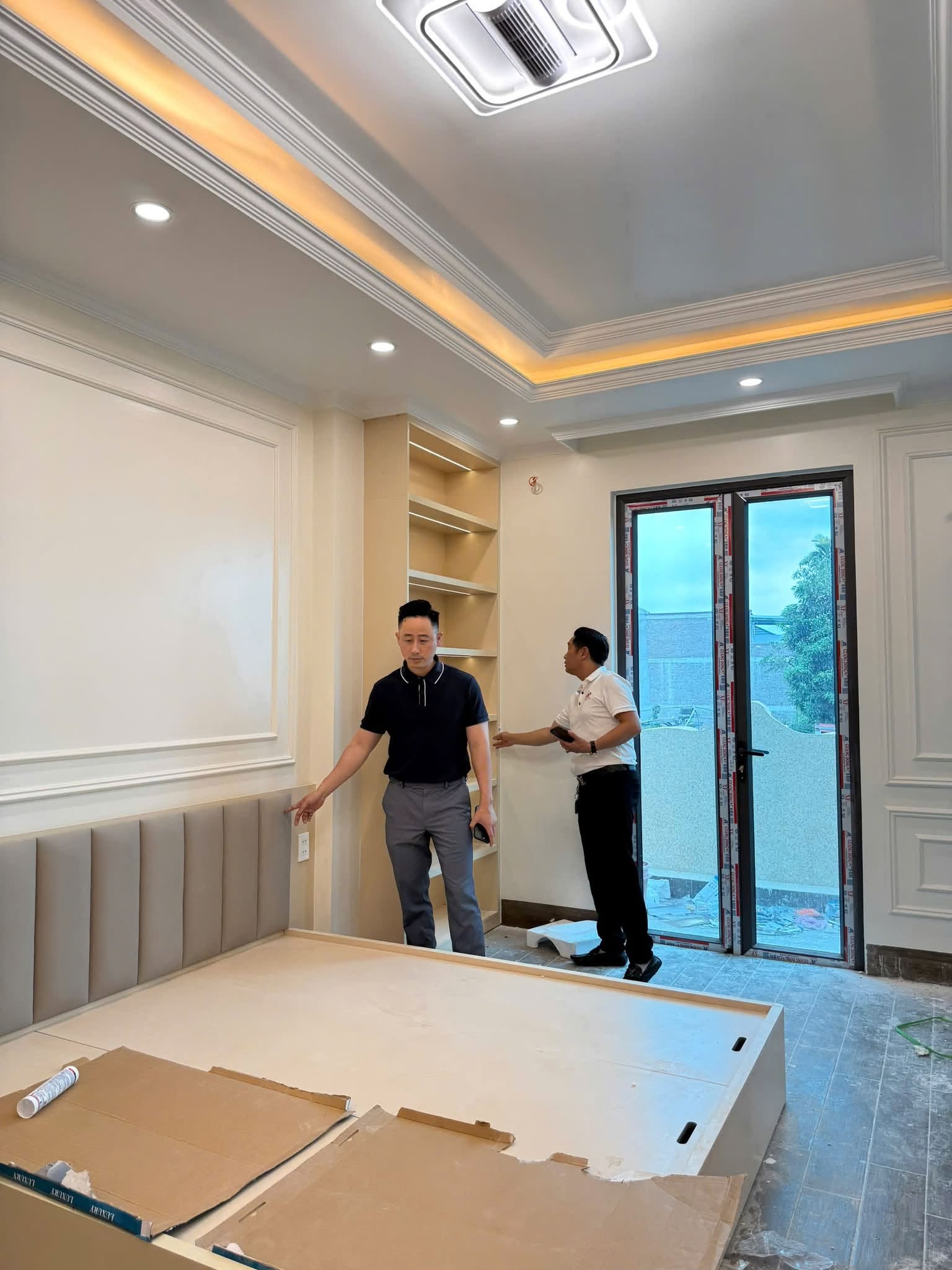 Môi giới bất động sản đàm phán khi khách ép giá, đóng vai người ở giữa