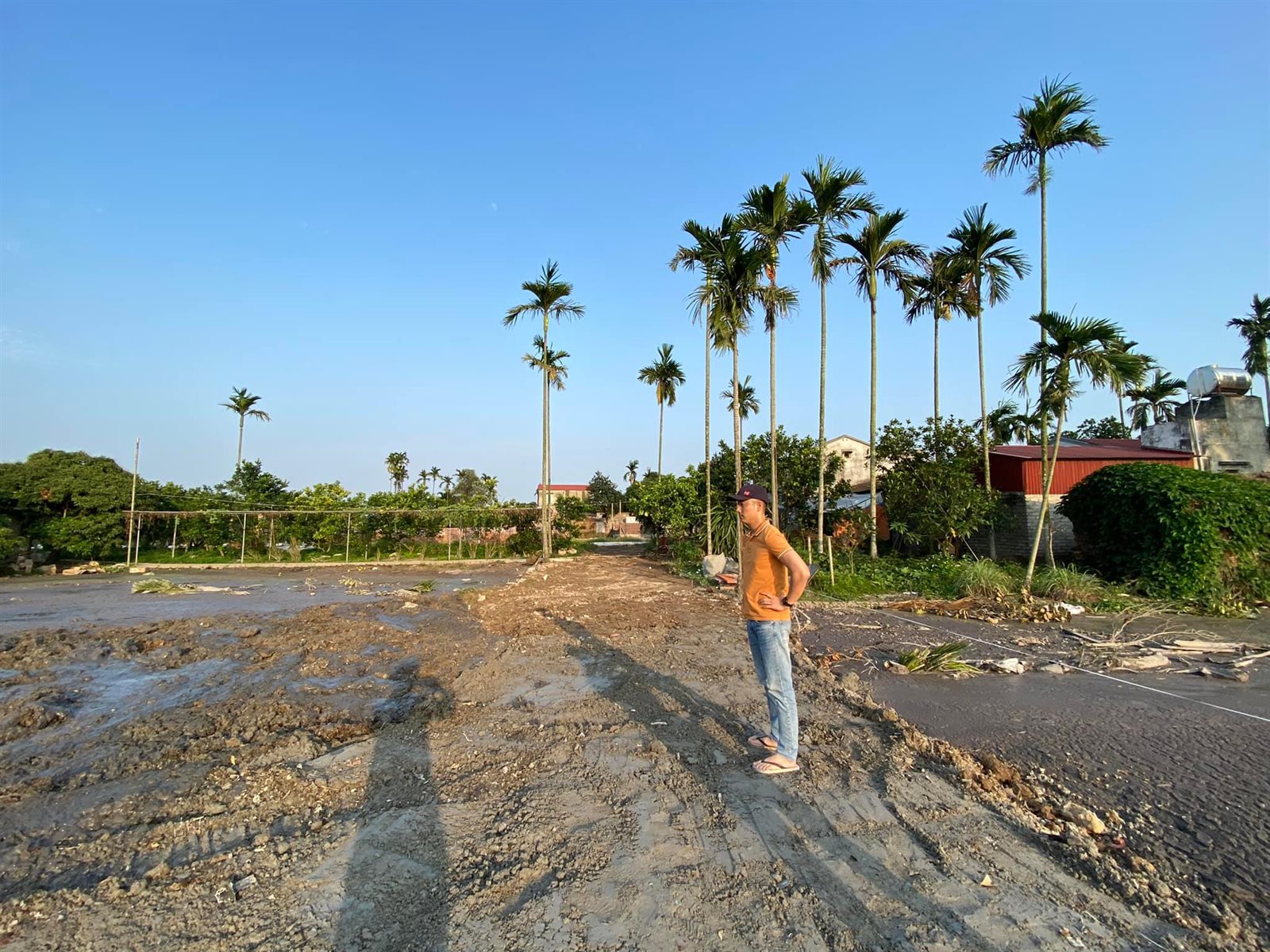 Môi giới bất động sản khảo sát lô đất để tích lũy tài sản từ dòng tiền