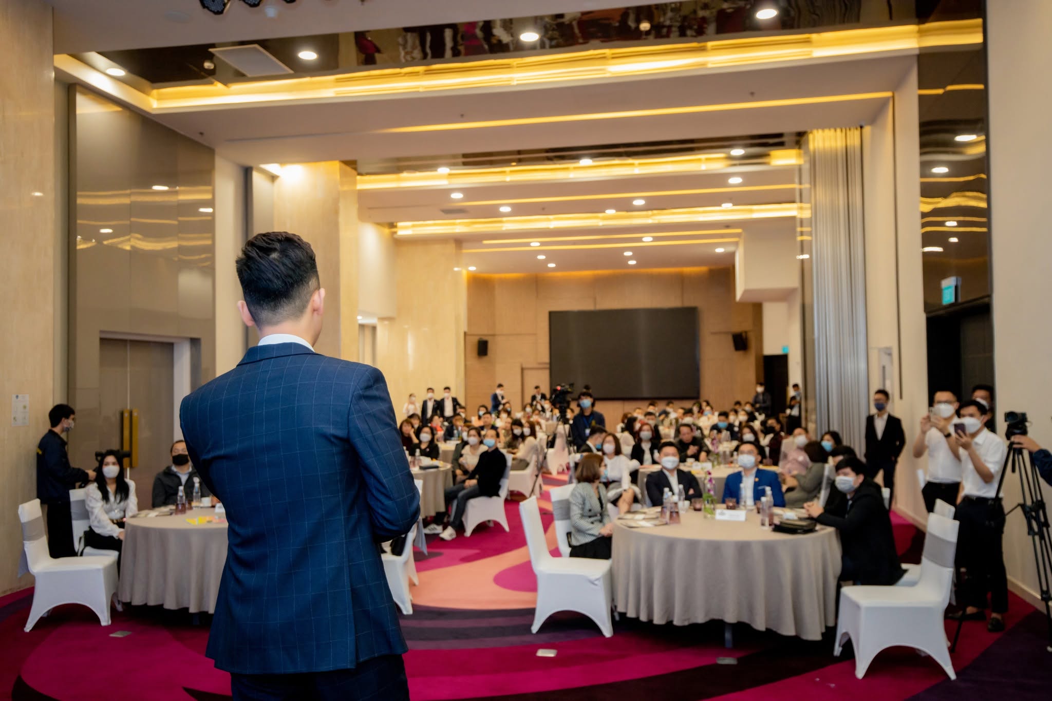 Nhà môi giới bất động sản xây dựng thương hiệu cá nhân bằng video