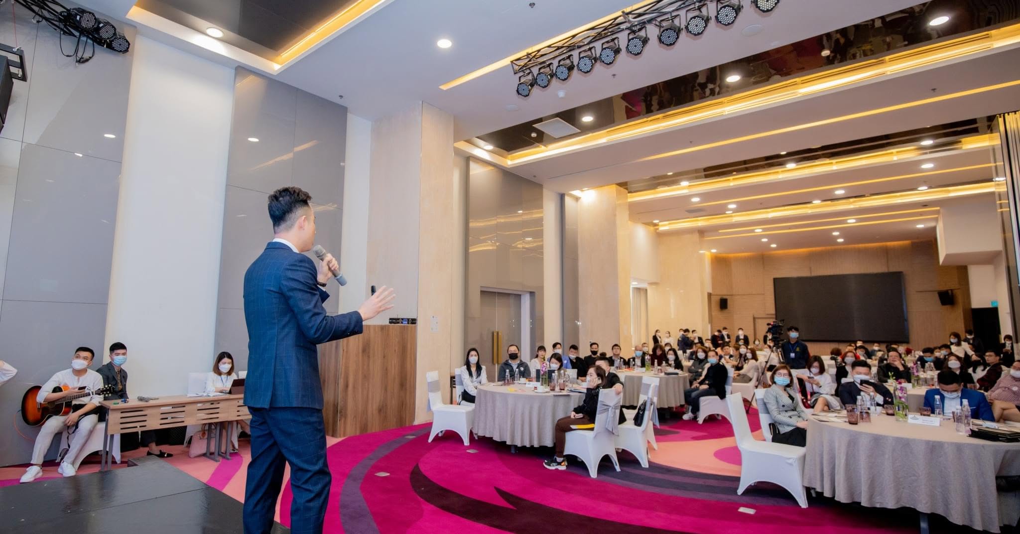 Môi giới bất động sản học cách bán ước mơ và giải pháp cho khách hàng