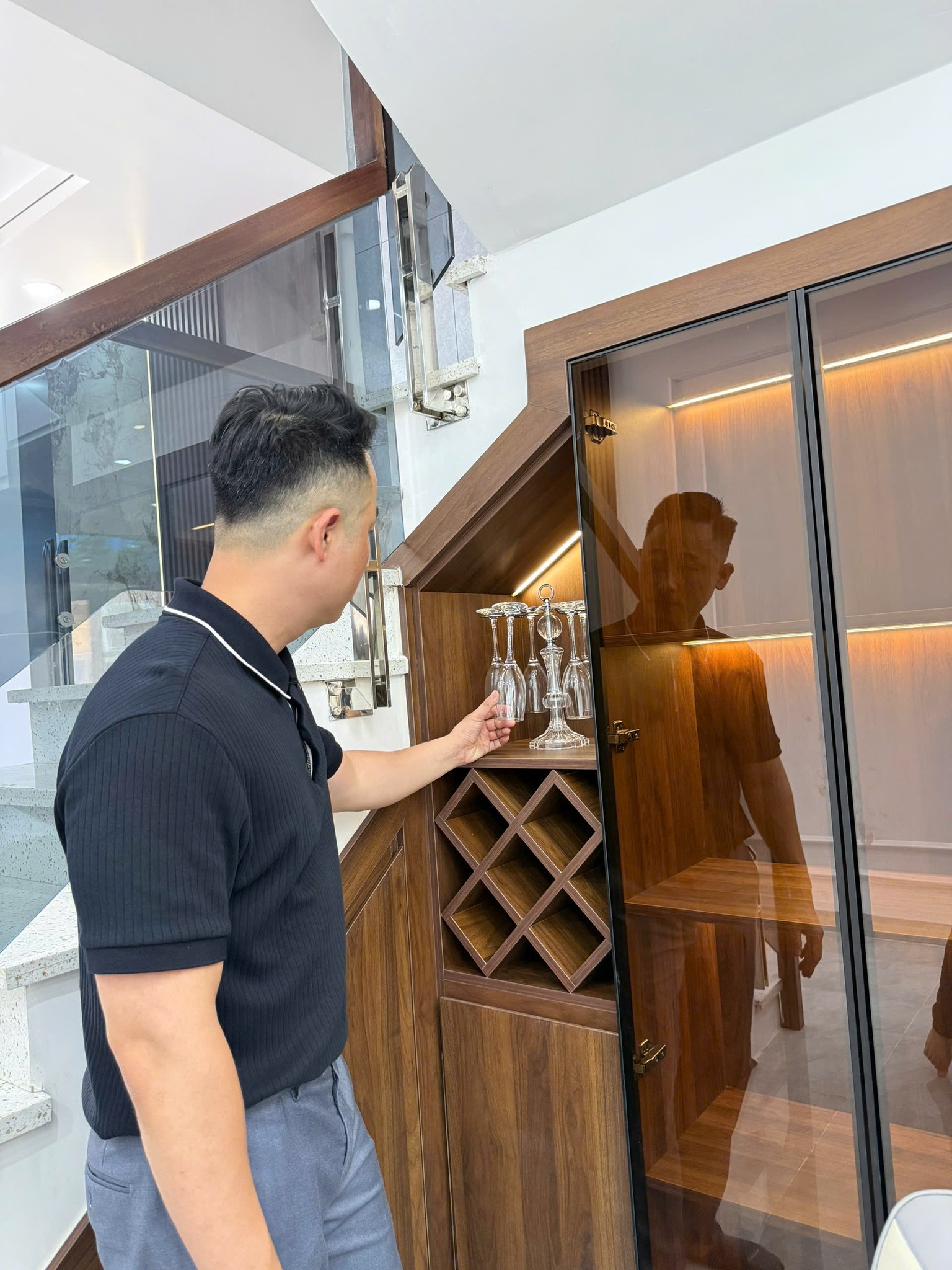 Đăng Dương xem kỹ phần nội thất bên trong một căn nhà mẫu