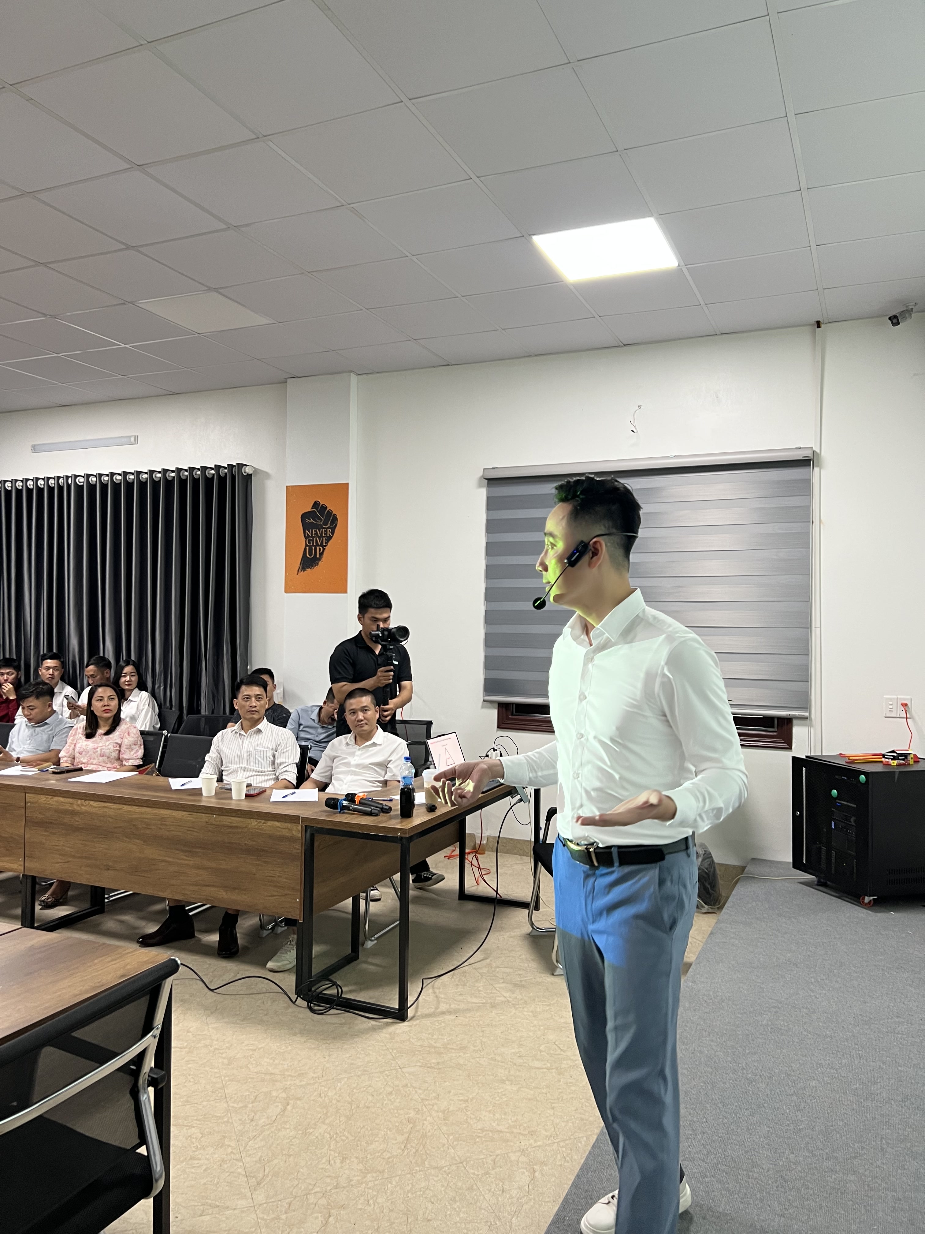 Đăng Dương cầm micro chia sẻ về cách tìm khách hàng chất lượng bất động sản trong buổi đào tạo tại sàn
