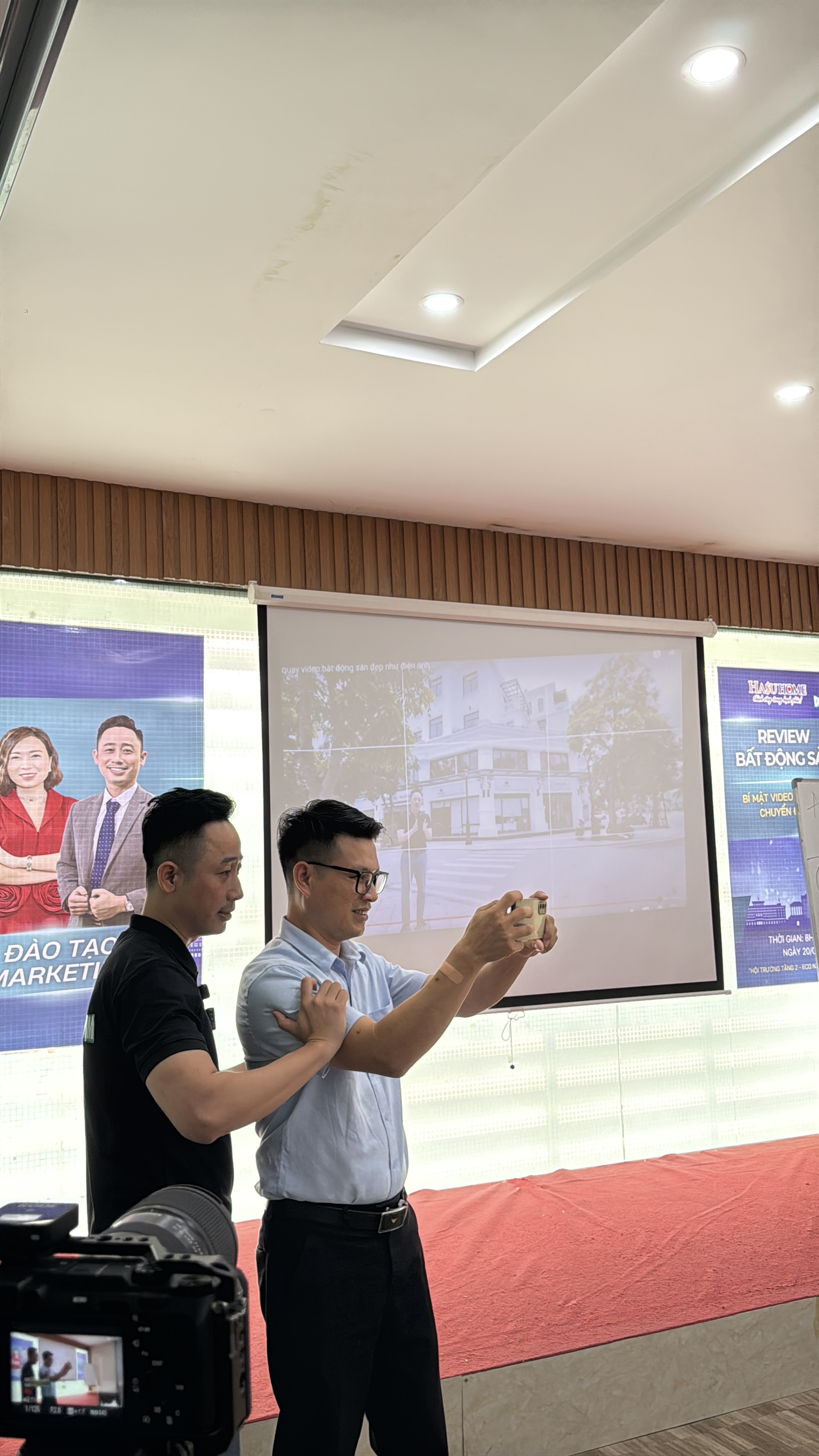 Đăng Dương hướng dẫn môi giới cách lên danh sách nội dung để quay nhiều video bất động sản trong buổi đào tạo tại sàn