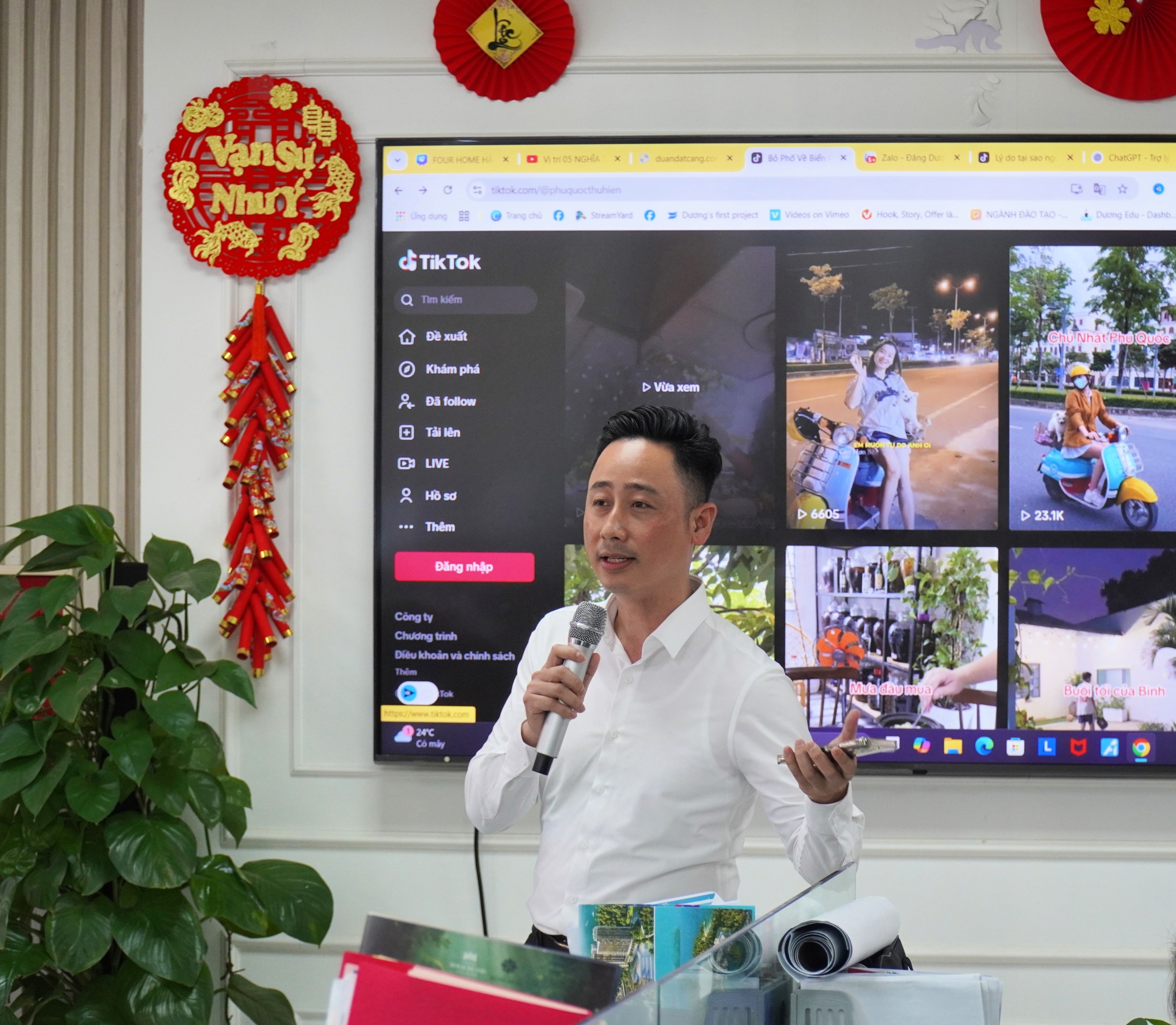 Đăng Dương đứng lớp chia sẻ về mục tiêu khi xây kênh bất động sản cho học viên tại sàn