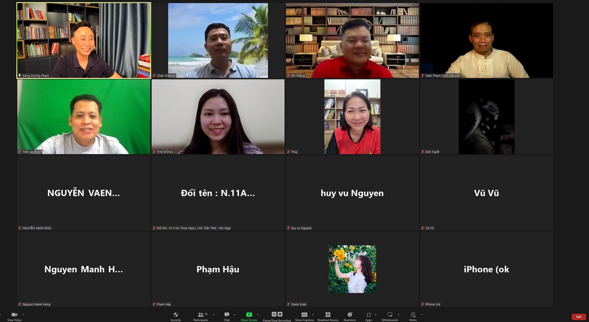 Màn hình lớp học Zoom với Đăng Dương ở ô đầu tiên và nhiều học viên tham gia trong các ô phía dưới