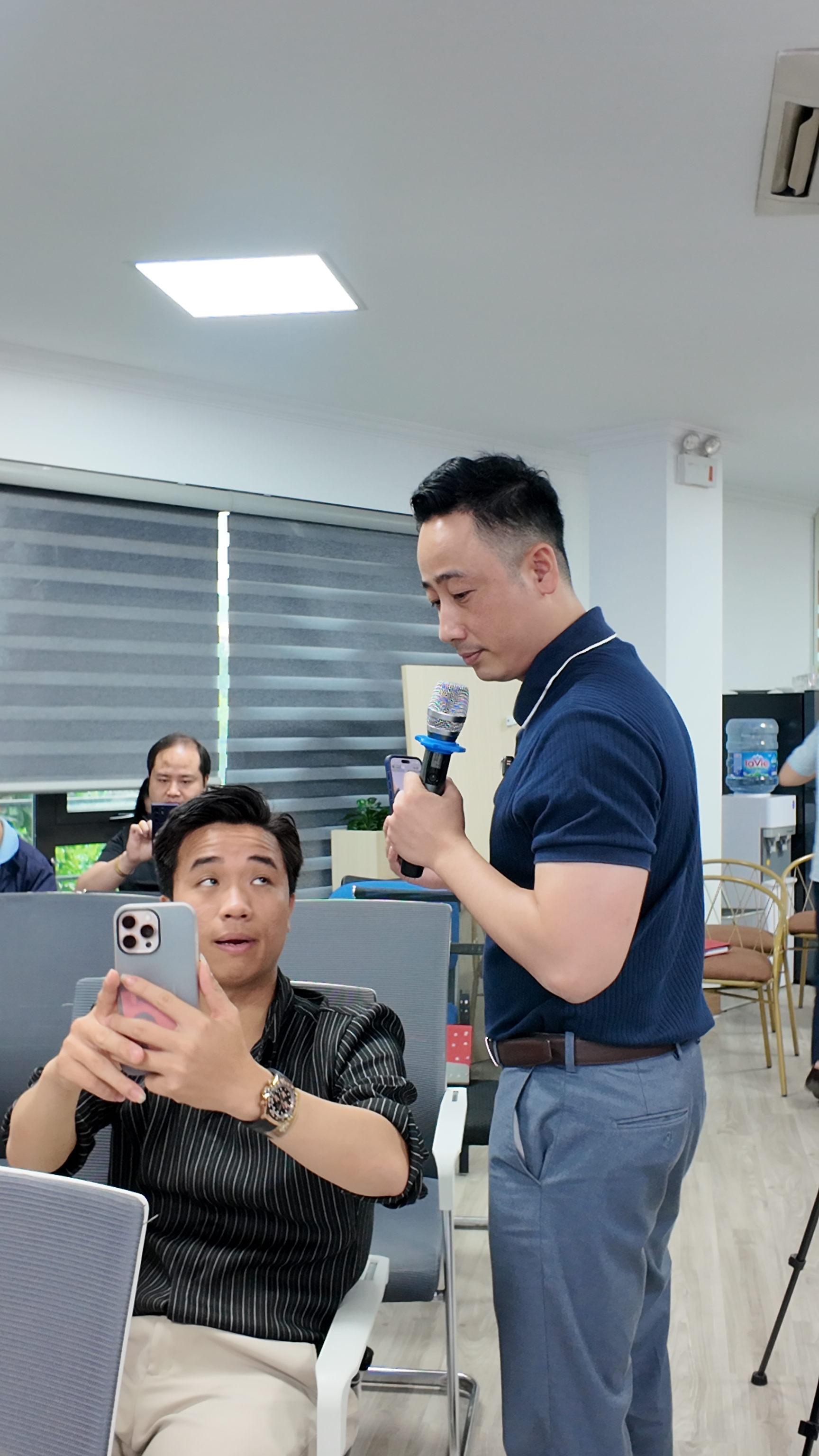 Đăng Dương trả lời câu hỏi của môi giới trong buổi đào tạo, minh hoạ cách ghi lại tình huống thành video bất động sản