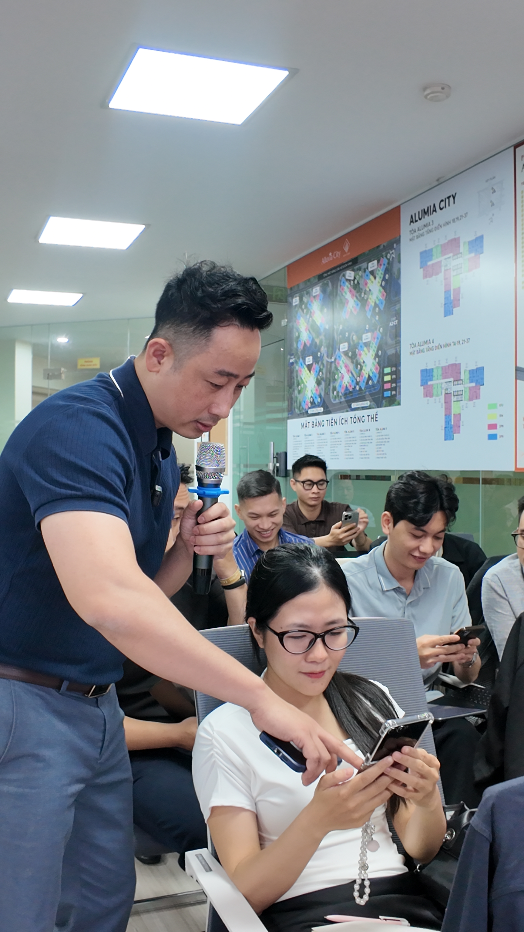 Đăng Dương trao đổi chuyên môn với học viên trong lớp đào tạo môi giới bất động sản tại sàn
