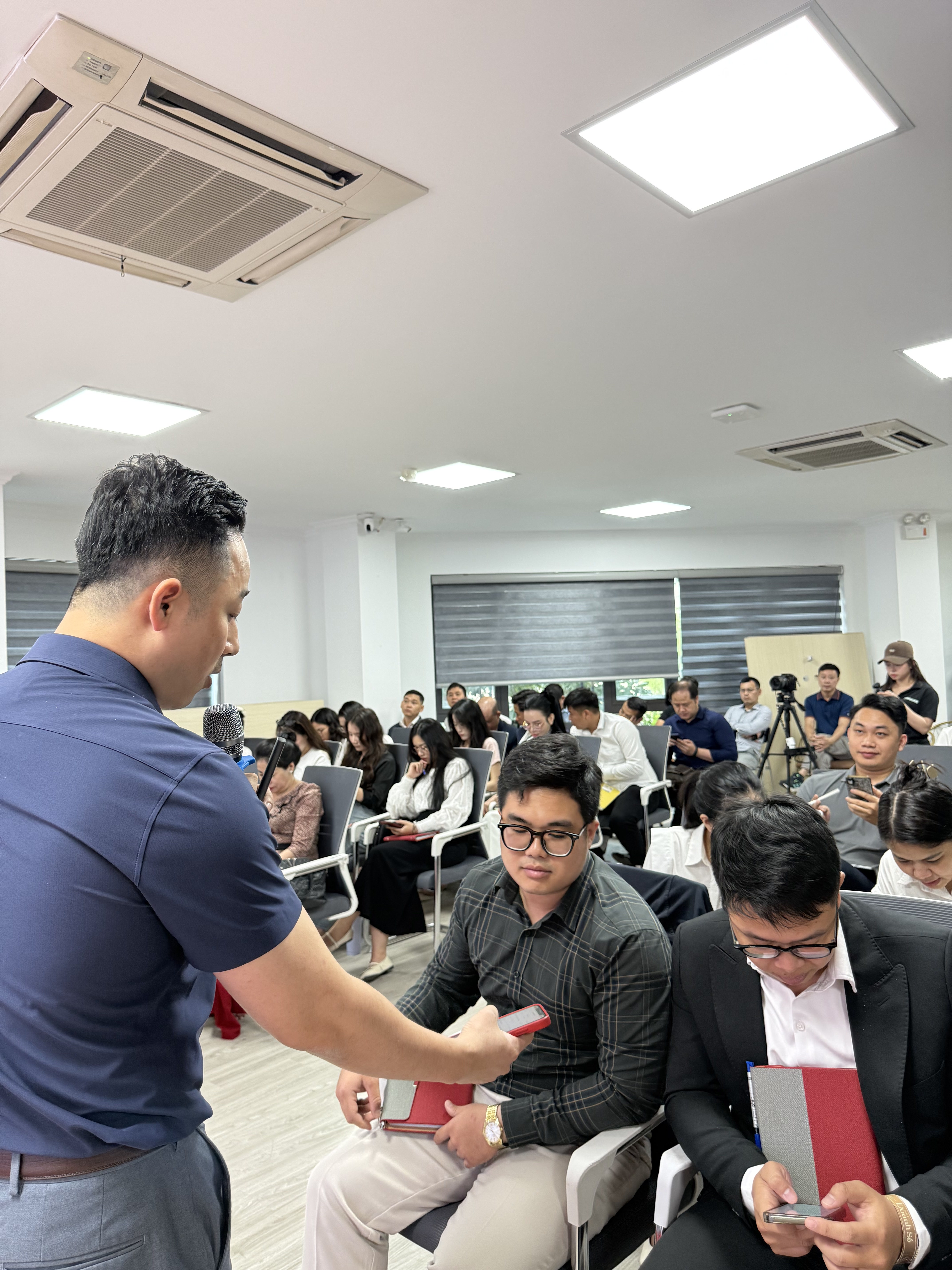 Đăng Dương trao đổi với học viên môi giới về cách đo lường hiệu quả kênh trong buổi đào tạo