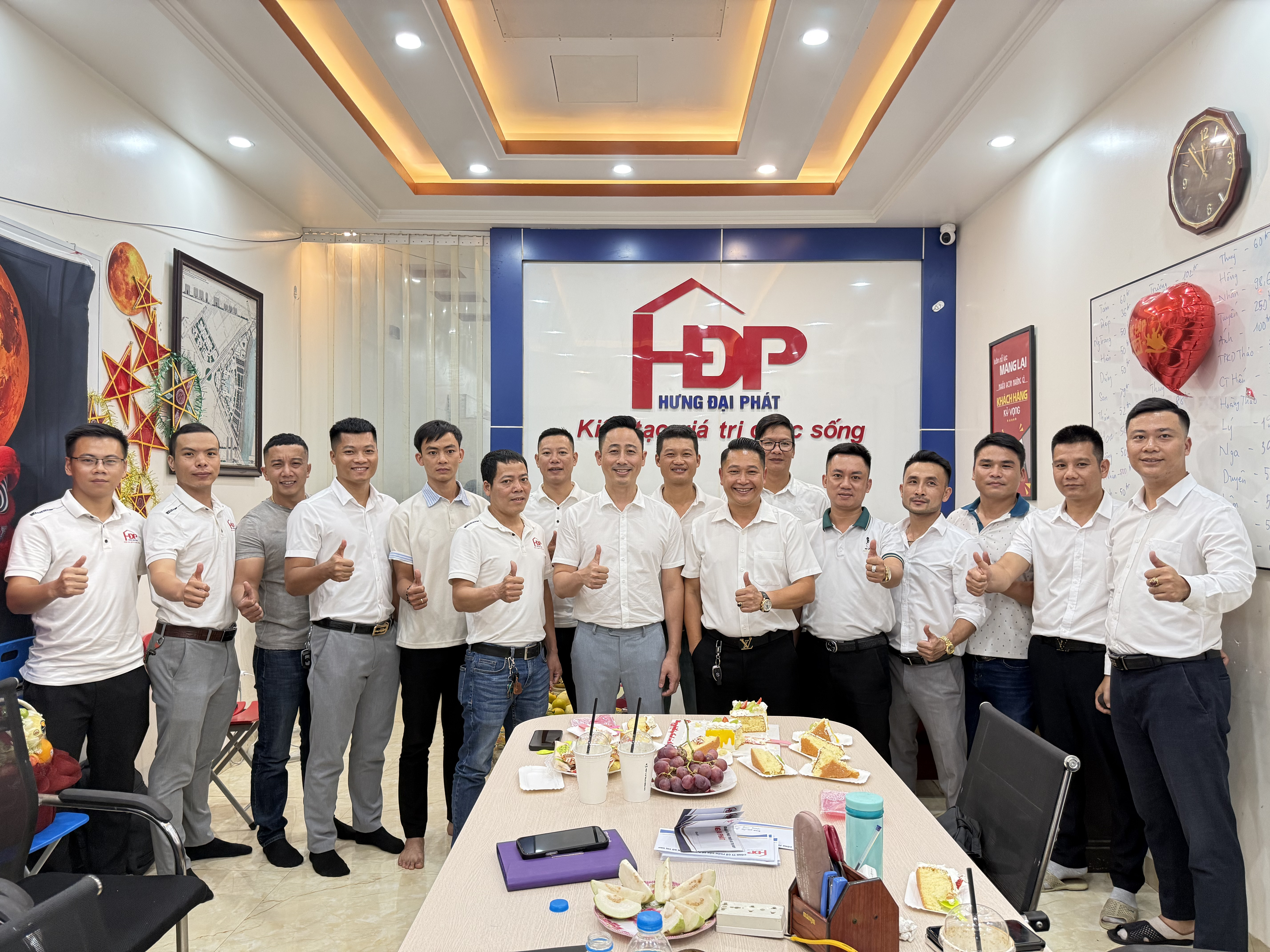 Đăng Dương trò chuyện gần gũi với đội sale bất động sản trong buổi giao lưu tại sàn