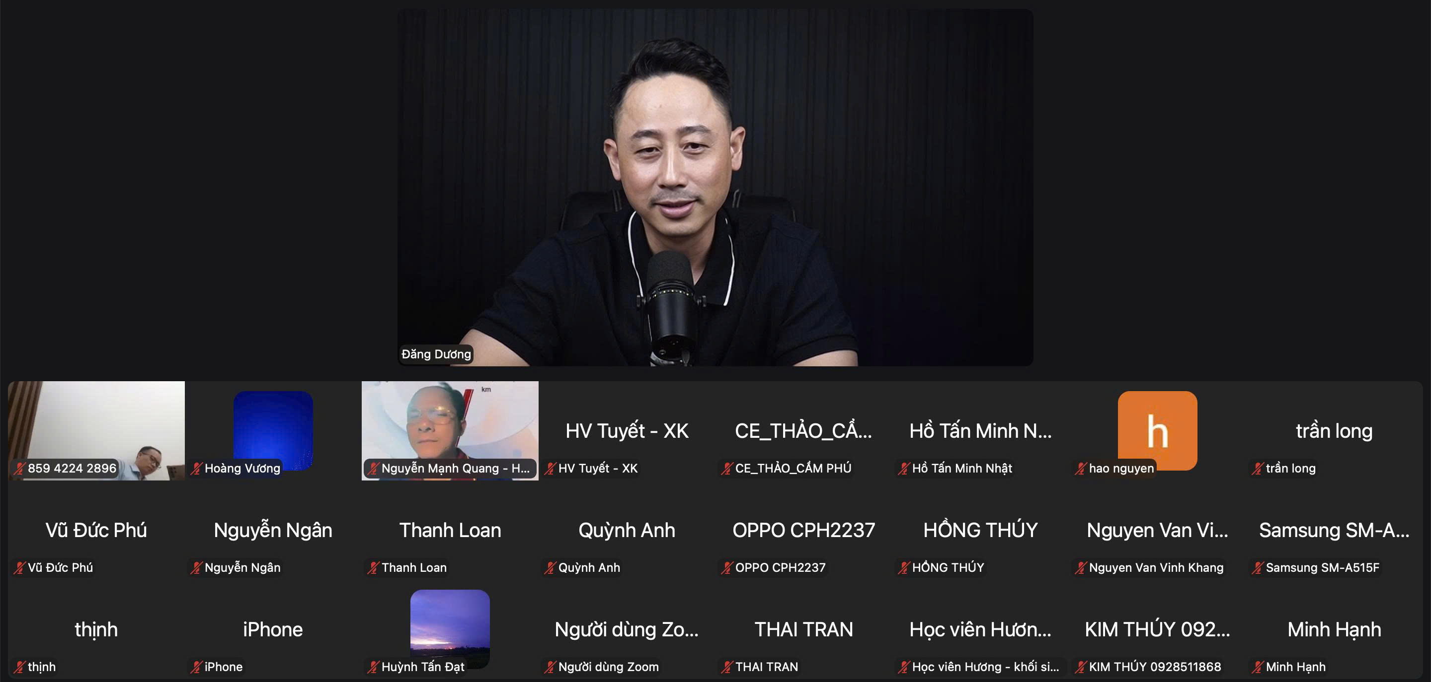 Màn hình lớp học Zoom với Đăng Dương nói trước micro và hàng chục ô người tham gia phía dưới