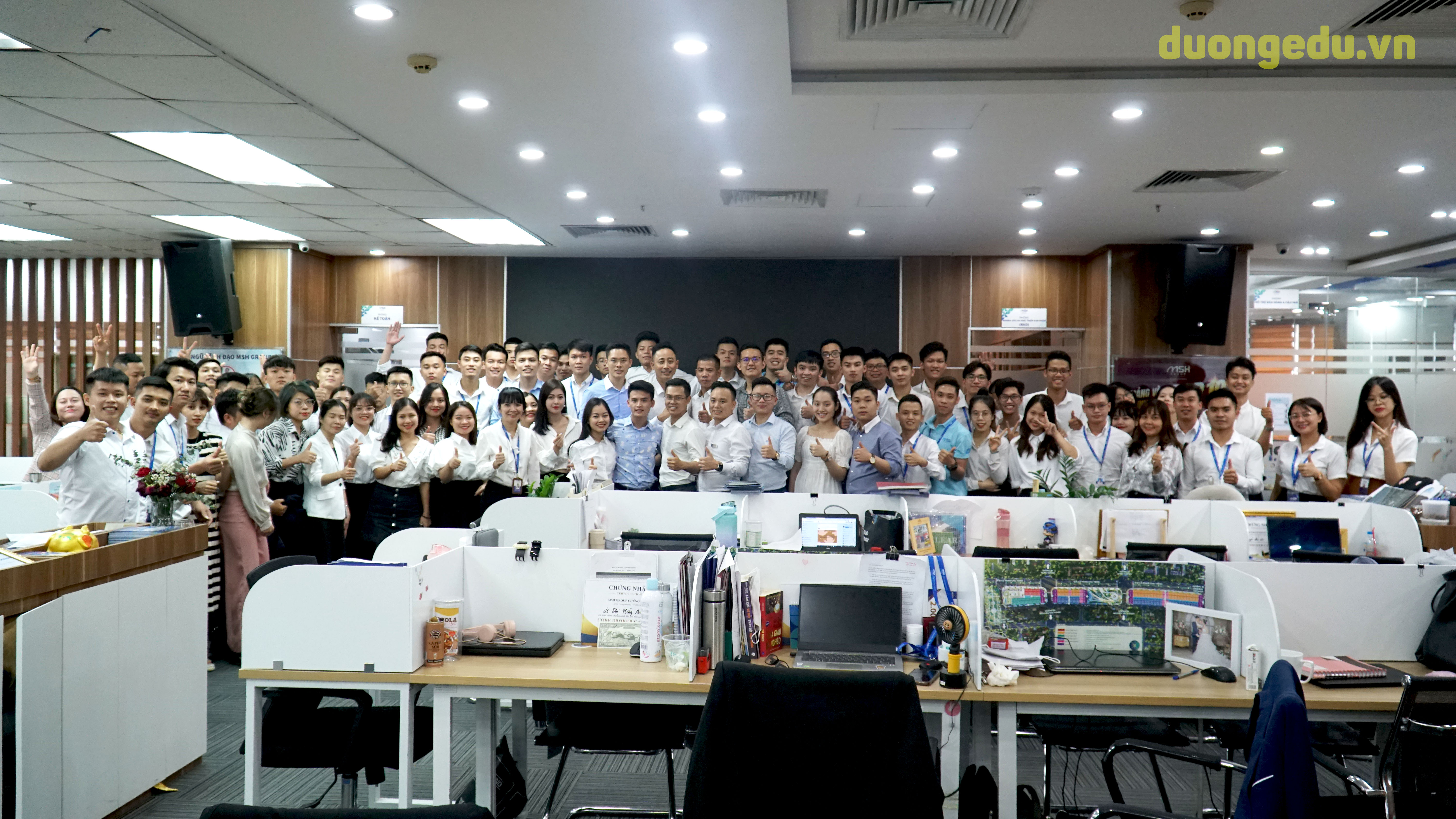 Đăng Dương trao đổi với nhóm học viên trong buổi gặp mặt cộng đồng môi giới bất động sản