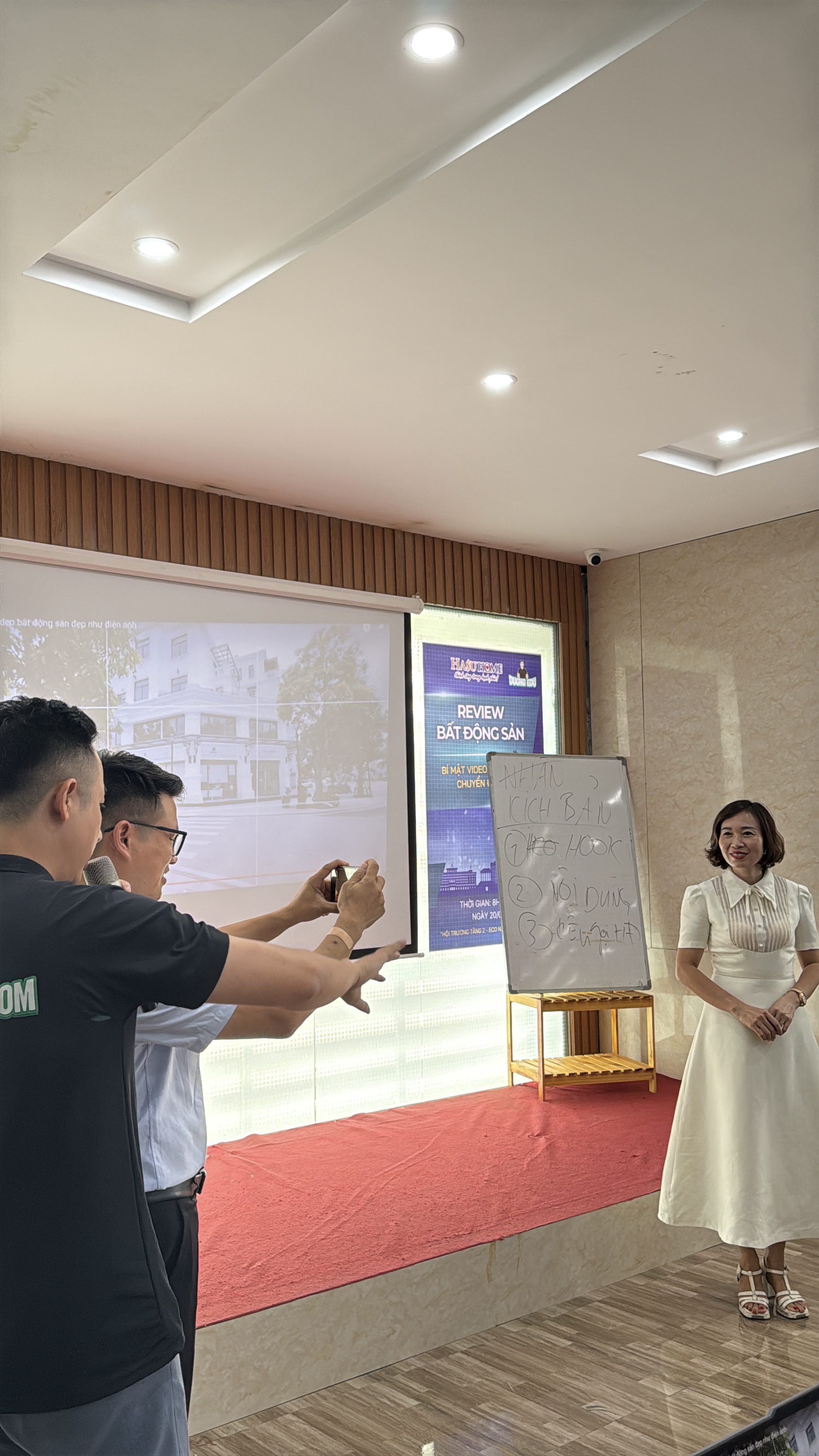 Đăng Dương và một học viên cùng chỉ vào bảng trắng trong buổi thực hành tại sàn