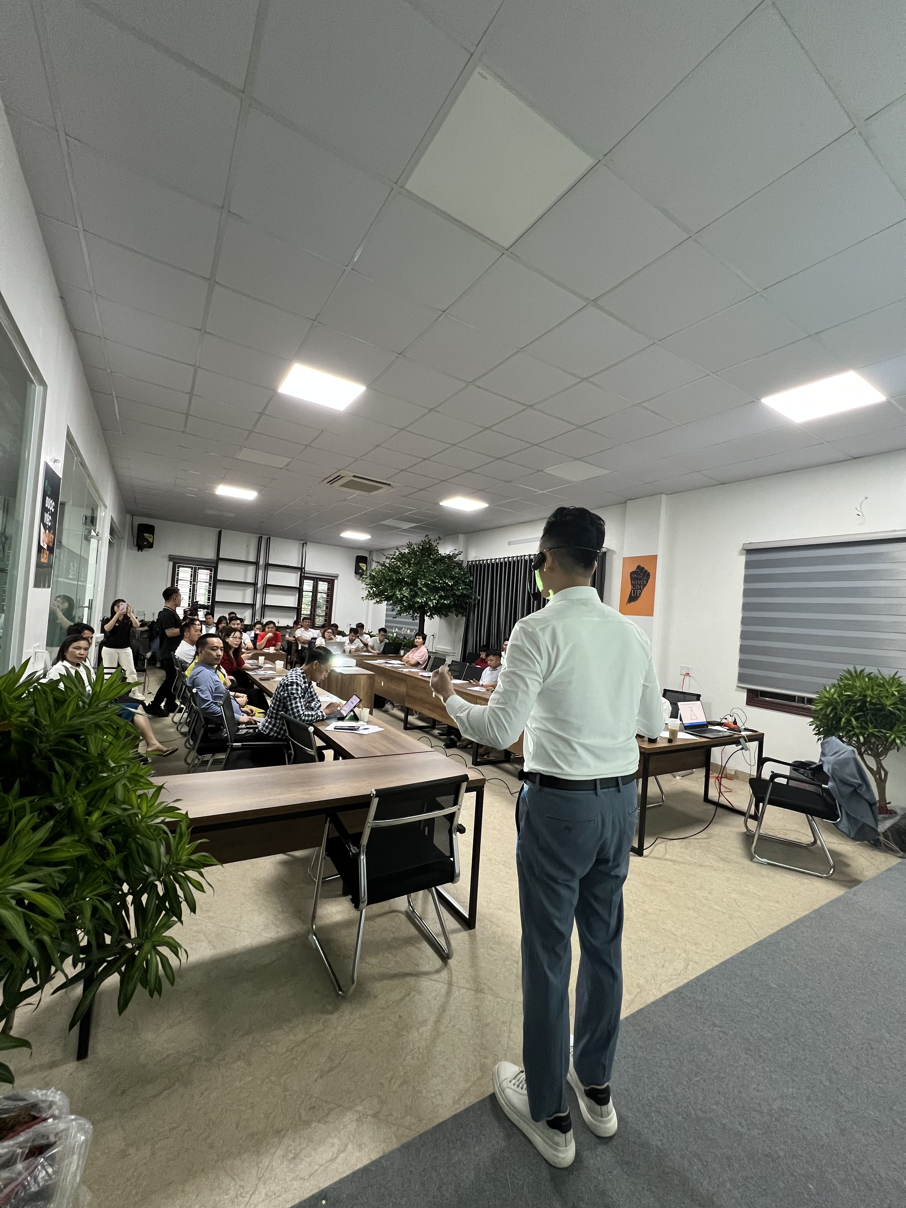 Đăng Dương giảng về tần suất đăng video trước lớp học viên môi giới bất động sản