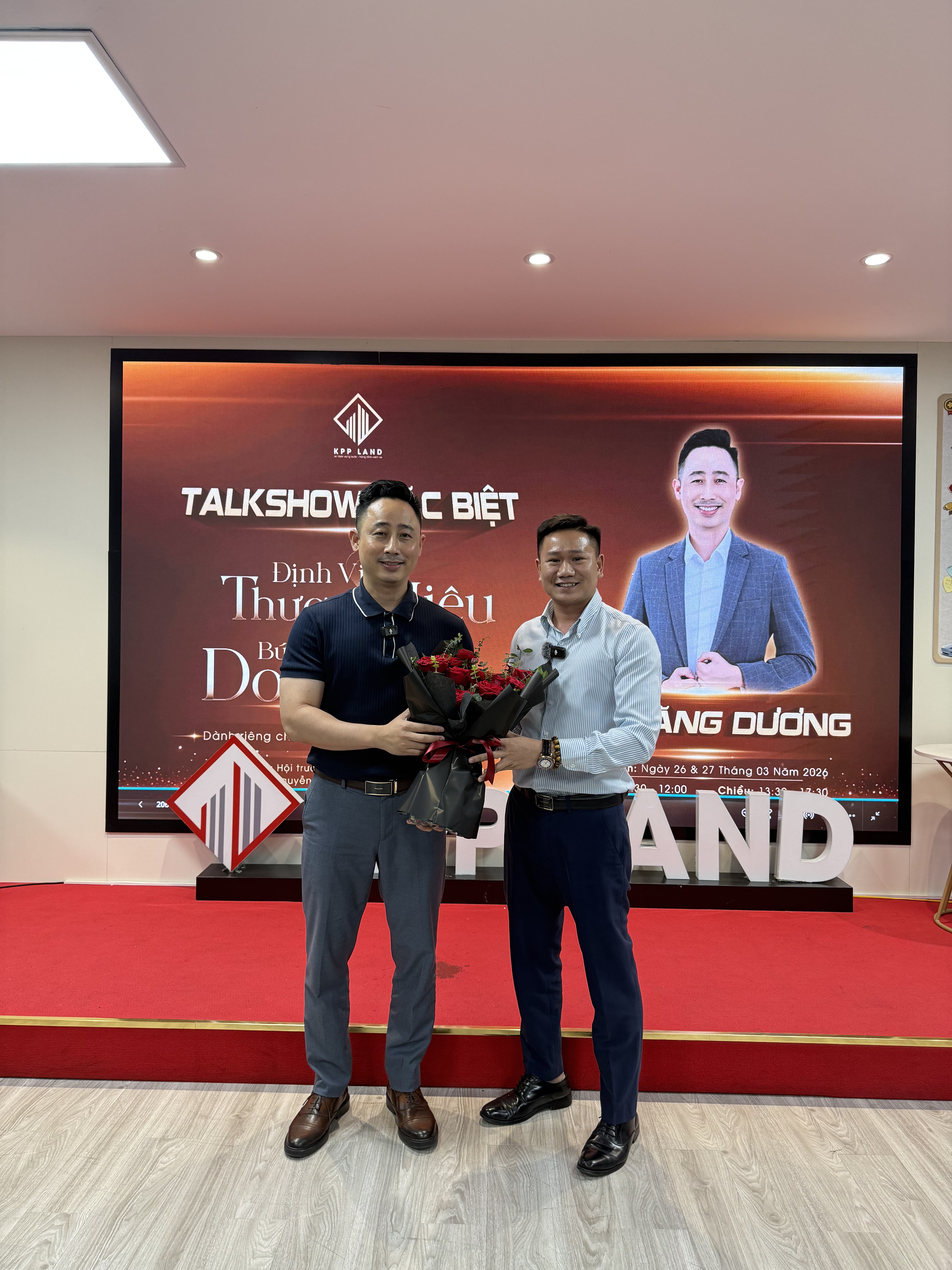 Đăng Dương nhận hoa trên sân khấu chương trình talkshow về thương hiệu cá nhân