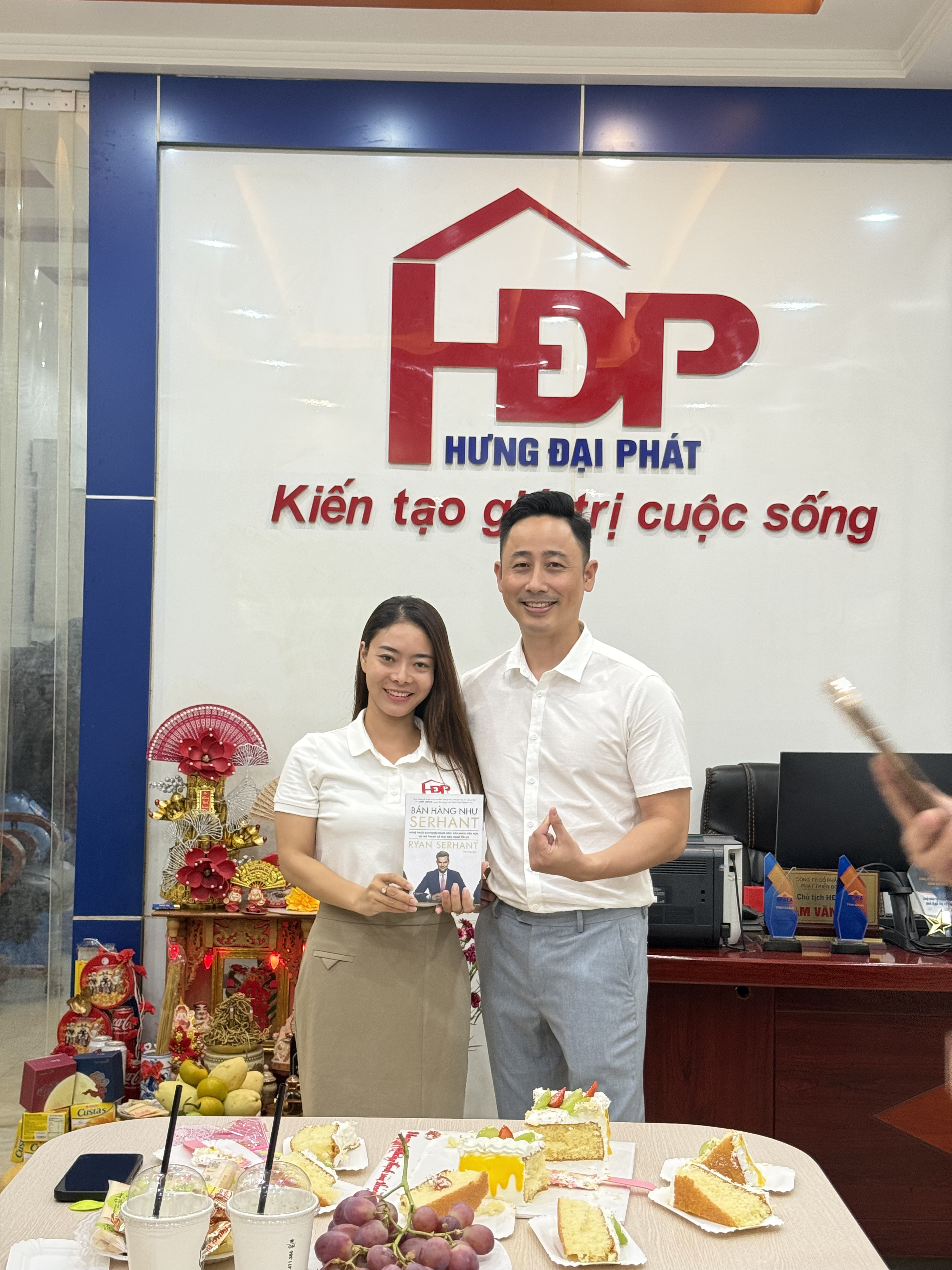 Đăng Dương vinh danh và trao phần thưởng cho môi giới xuất sắc trong buổi tổng kết của sàn