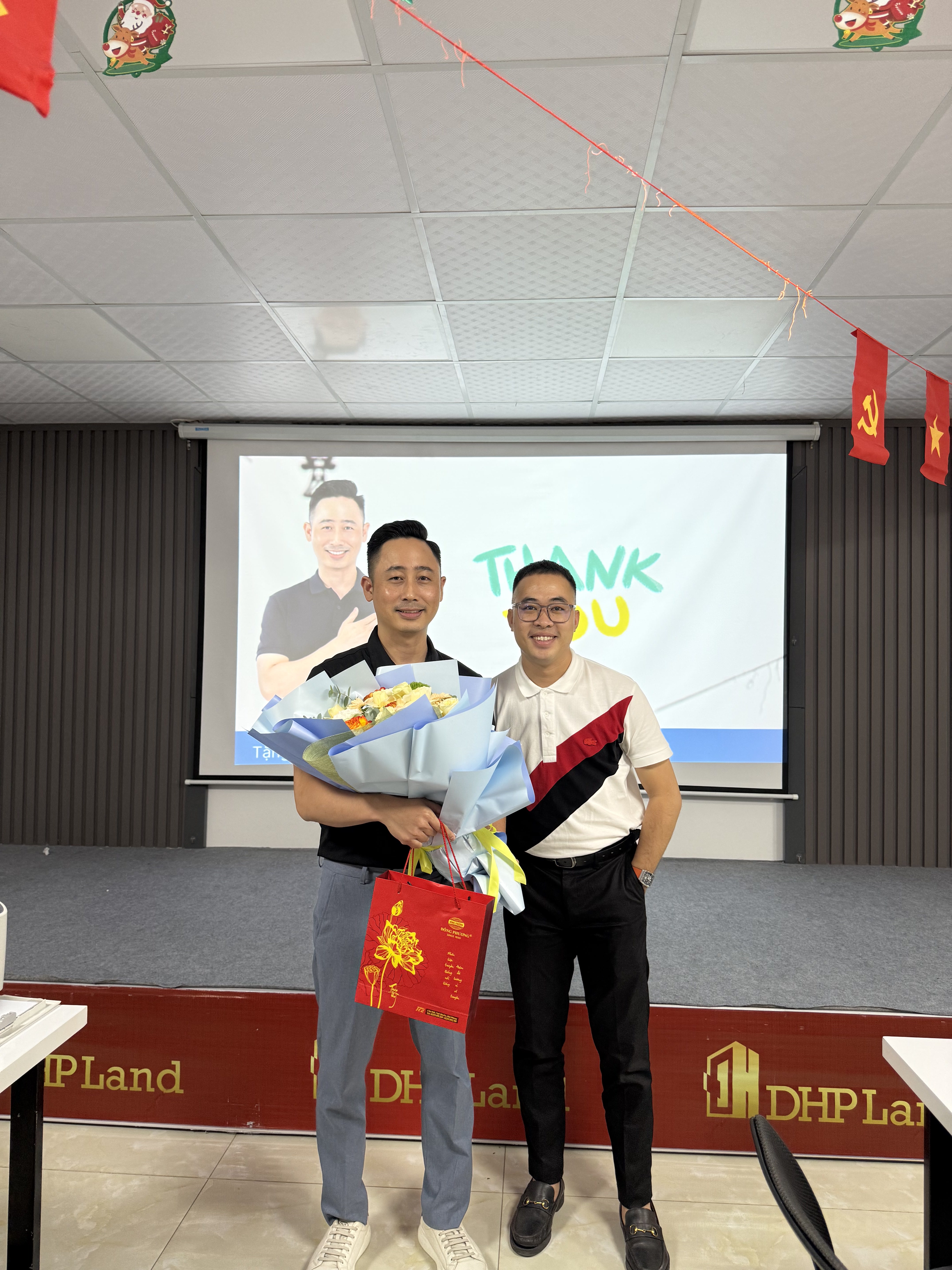 Đăng Dương chúc mừng một môi giới trong buổi tổng kết đào tạo tại sàn giao dịch