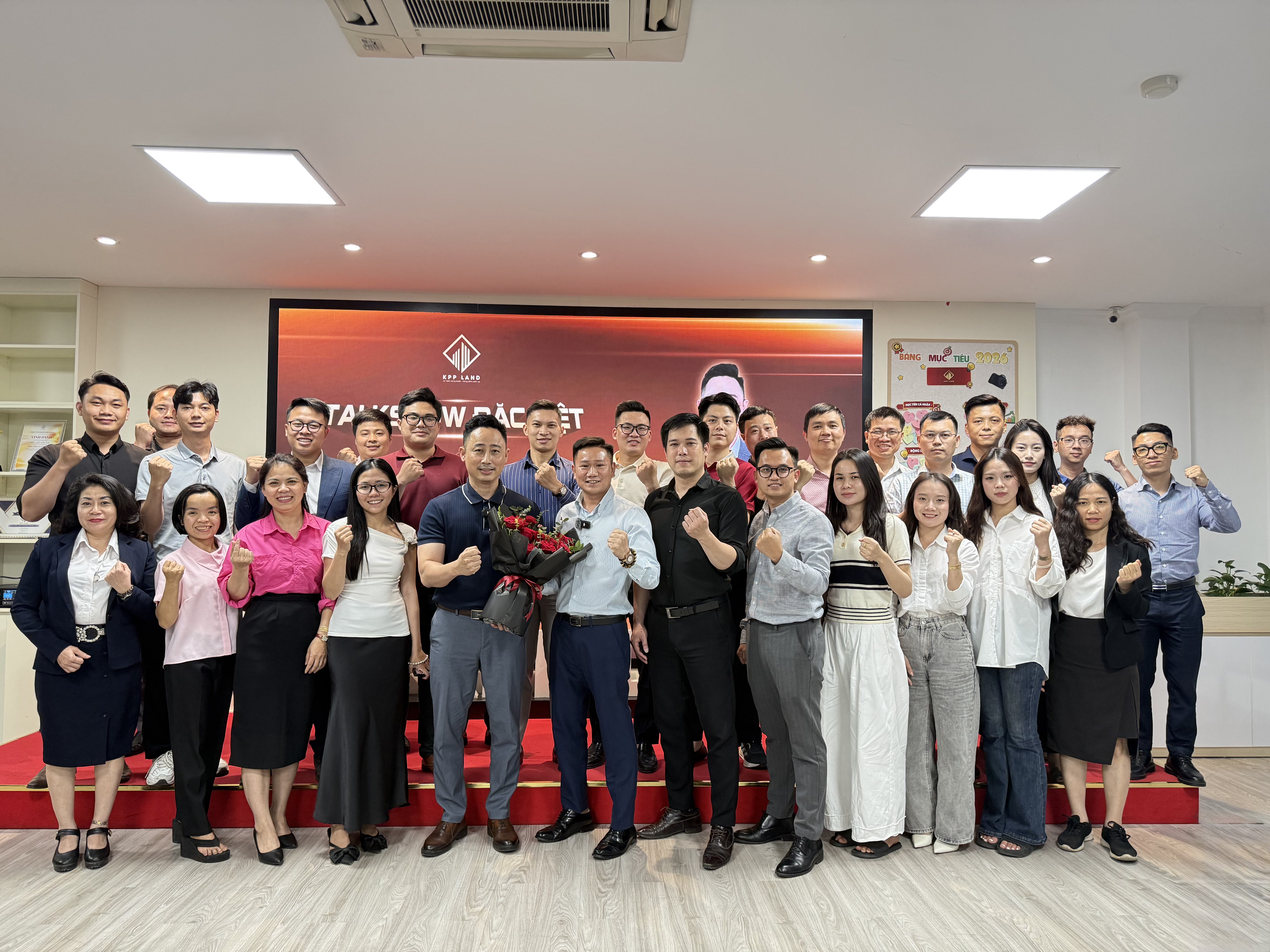 Đăng Dương và các môi giới trong buổi tổng kết đào tạo về thói quen làm video bất động sản đều đặn