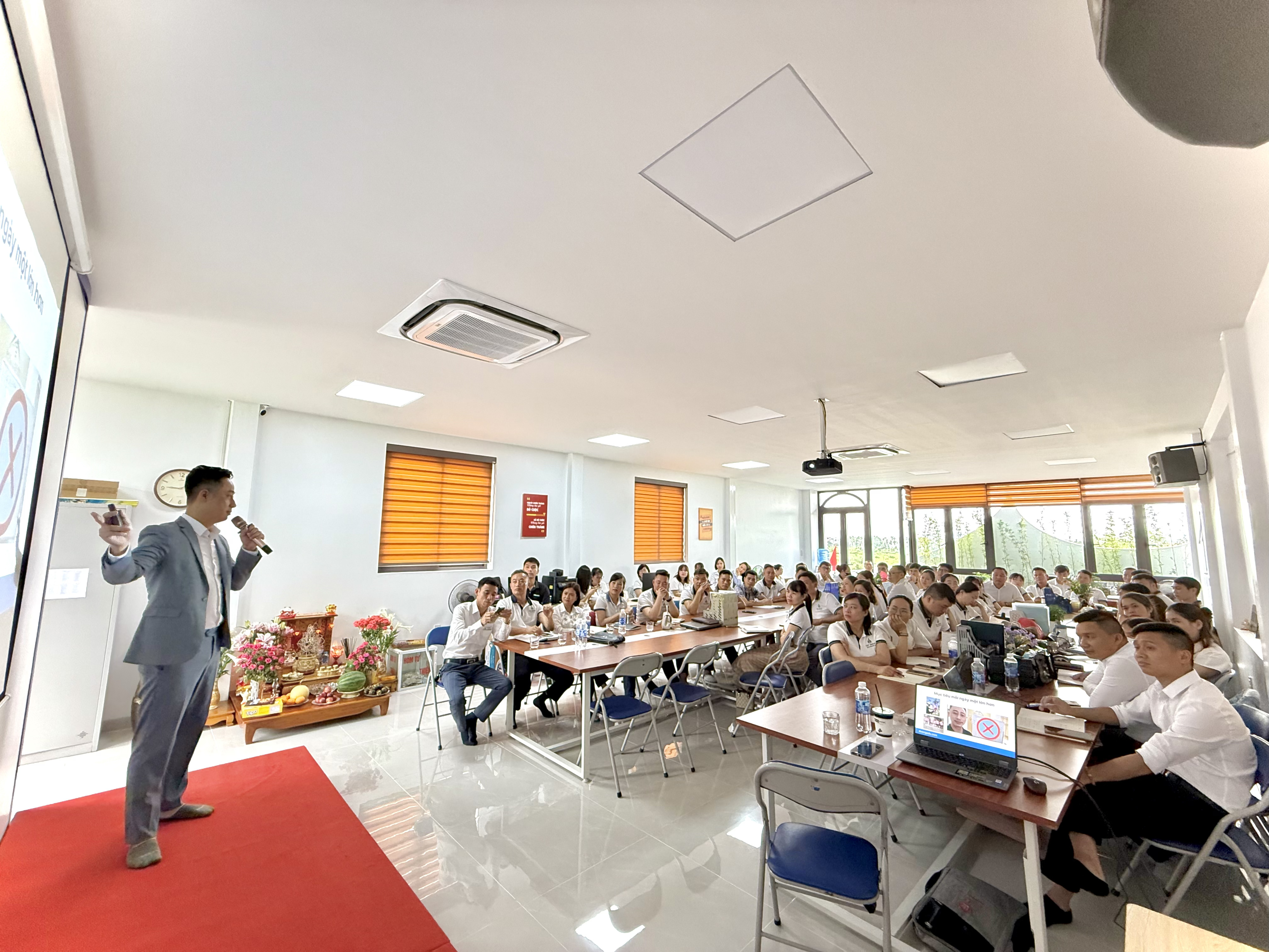 Đăng Dương xuất hiện chỉn chu trước lớp, minh hoạ phong thái chuyên nghiệp của môi giới bất động sản
