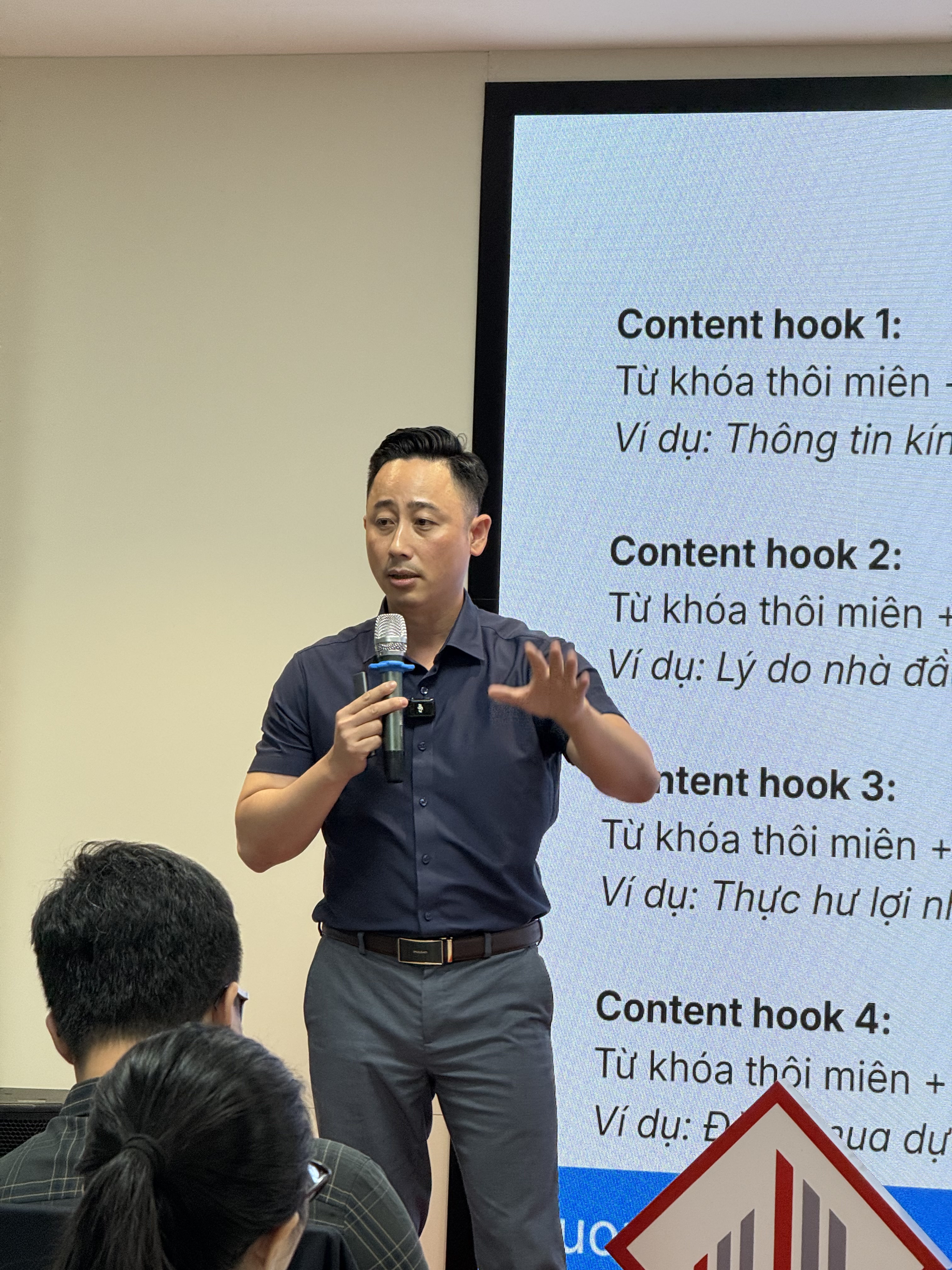 Đăng Dương hướng dẫn học viên đọc số liệu thống kê kênh trên màn hình lớn tại buổi đào tạo