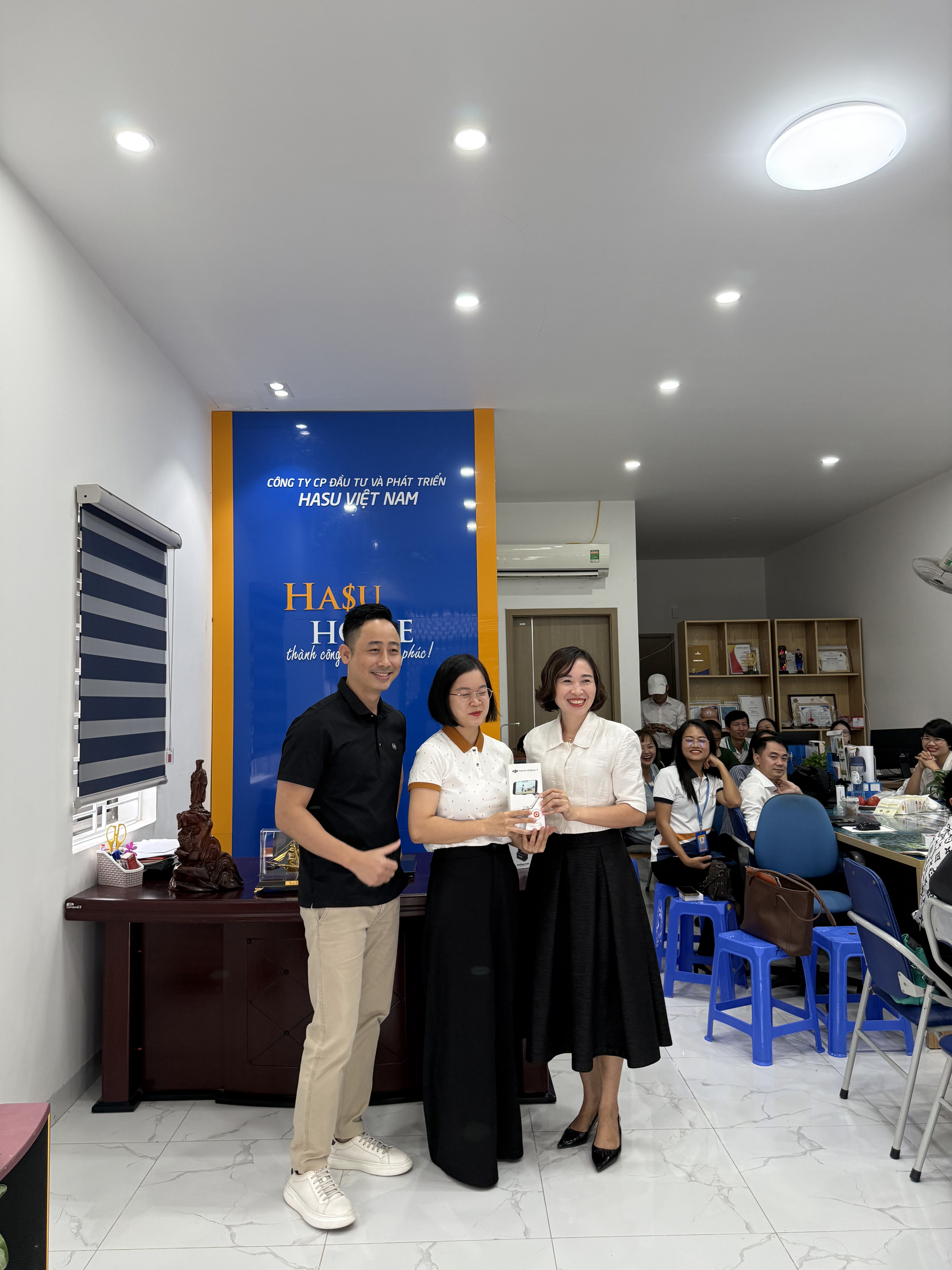 Đăng Dương trao phần thưởng cho một môi giới trong buổi tổng kết tại sàn