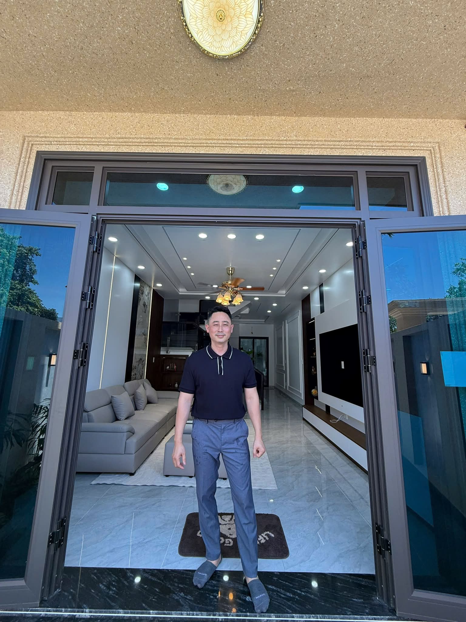 Đăng Dương đứng ở cửa một căn nhà phố vừa hoàn thiện