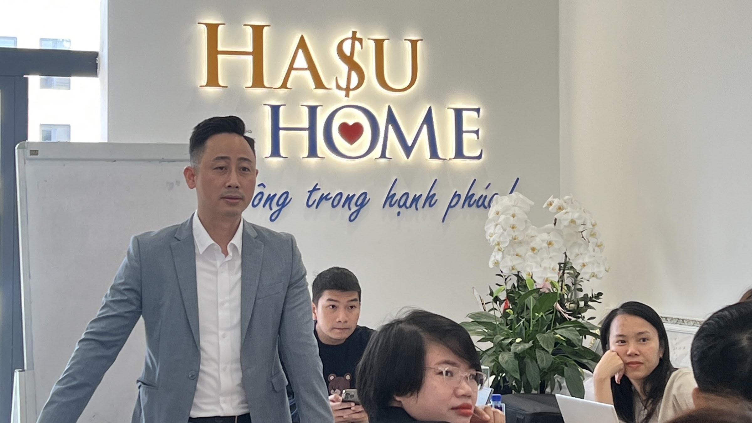 Buổi chia sẻ với người làm nghề môi giới bất động sản về chuyện bỏ tiền đi học