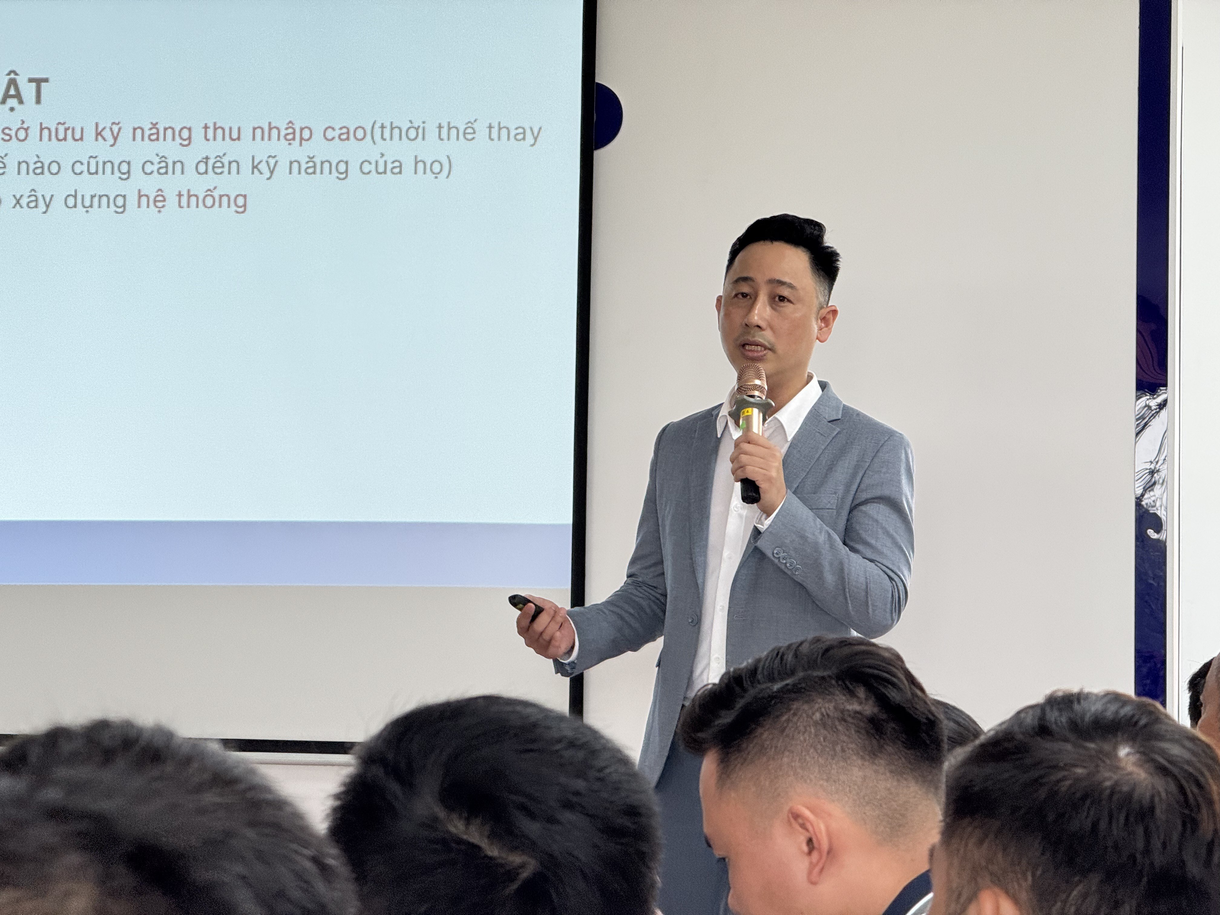 Buổi chia sẻ với môi giới bất động sản về cách tìm khung giờ trống trong ngày để làm video