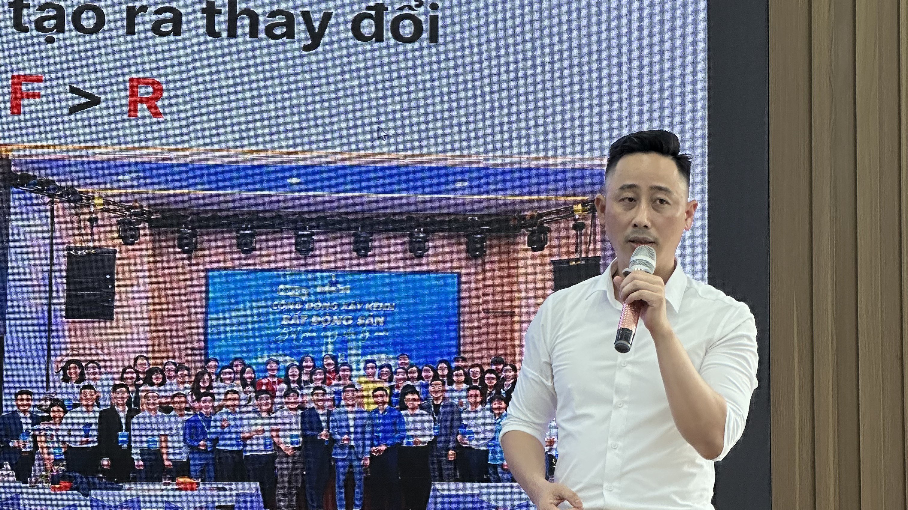 Minh hoạ việc gọi đúng tên nỗi ngại xuất hiện trên mạng trước khi môi giới bất động sản quay video đầu tiên