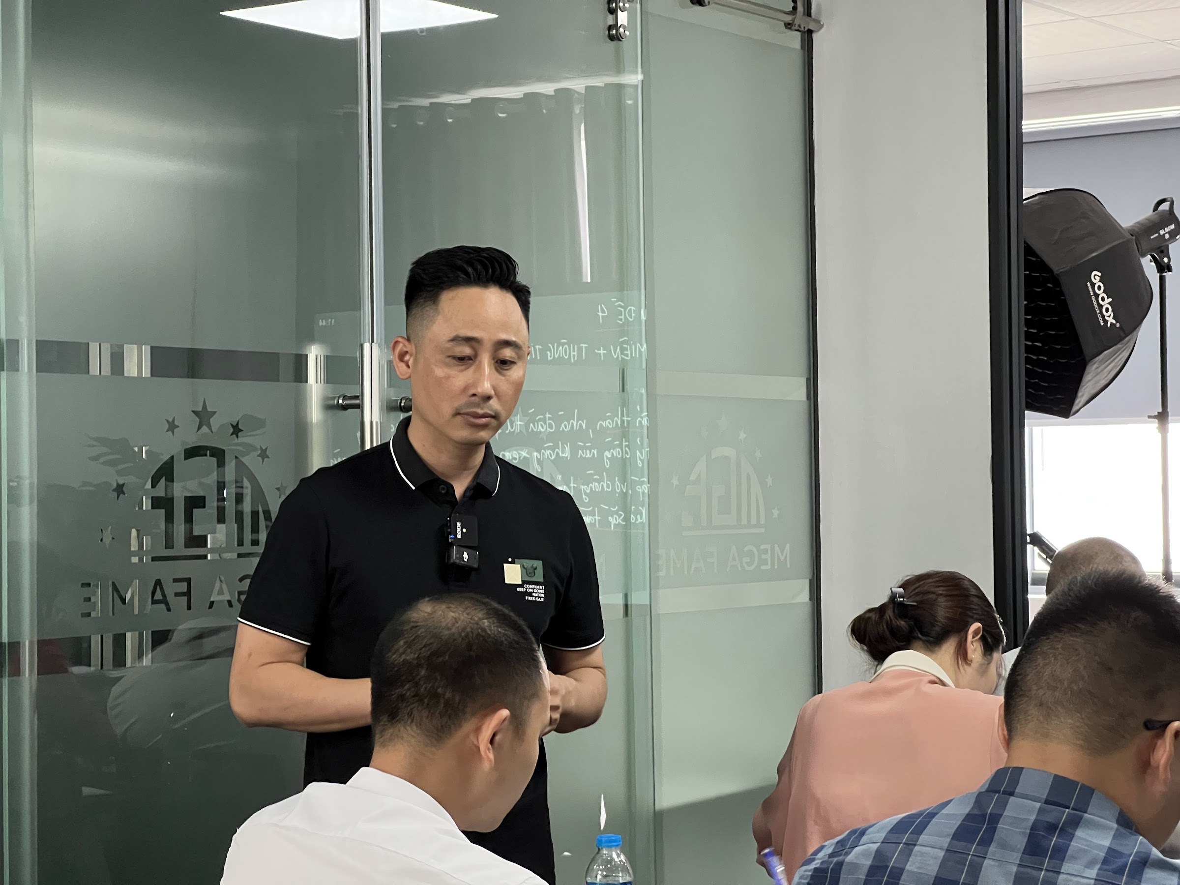 Buổi đào tạo môi giới bất động sản về cách bắt đầu làm video theo kịch bản có sẵn
