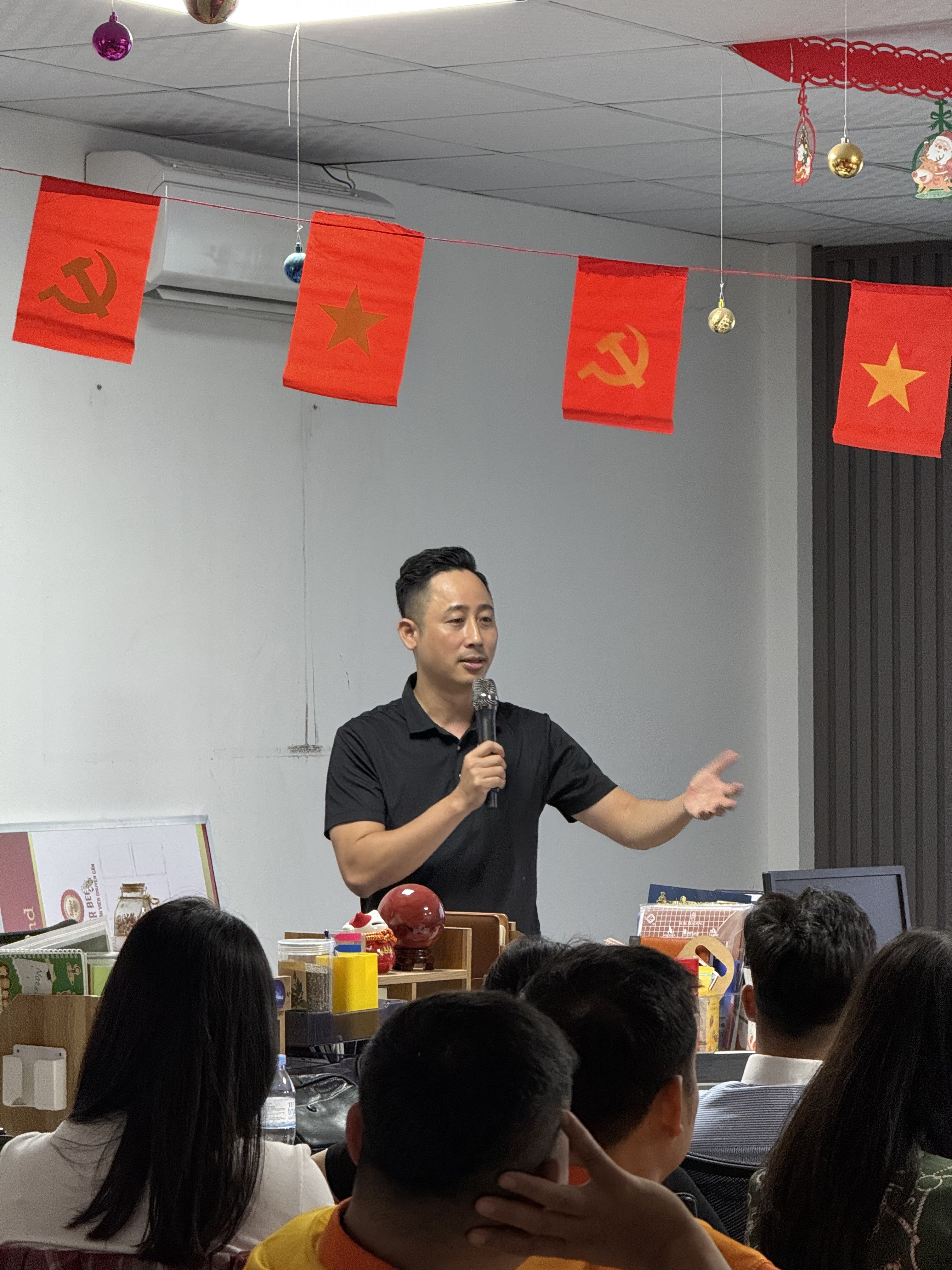 Đăng Dương chia sẻ về đầu tư bất động sản thổ cư trong buổi đào tạo cho môi giới tại sàn