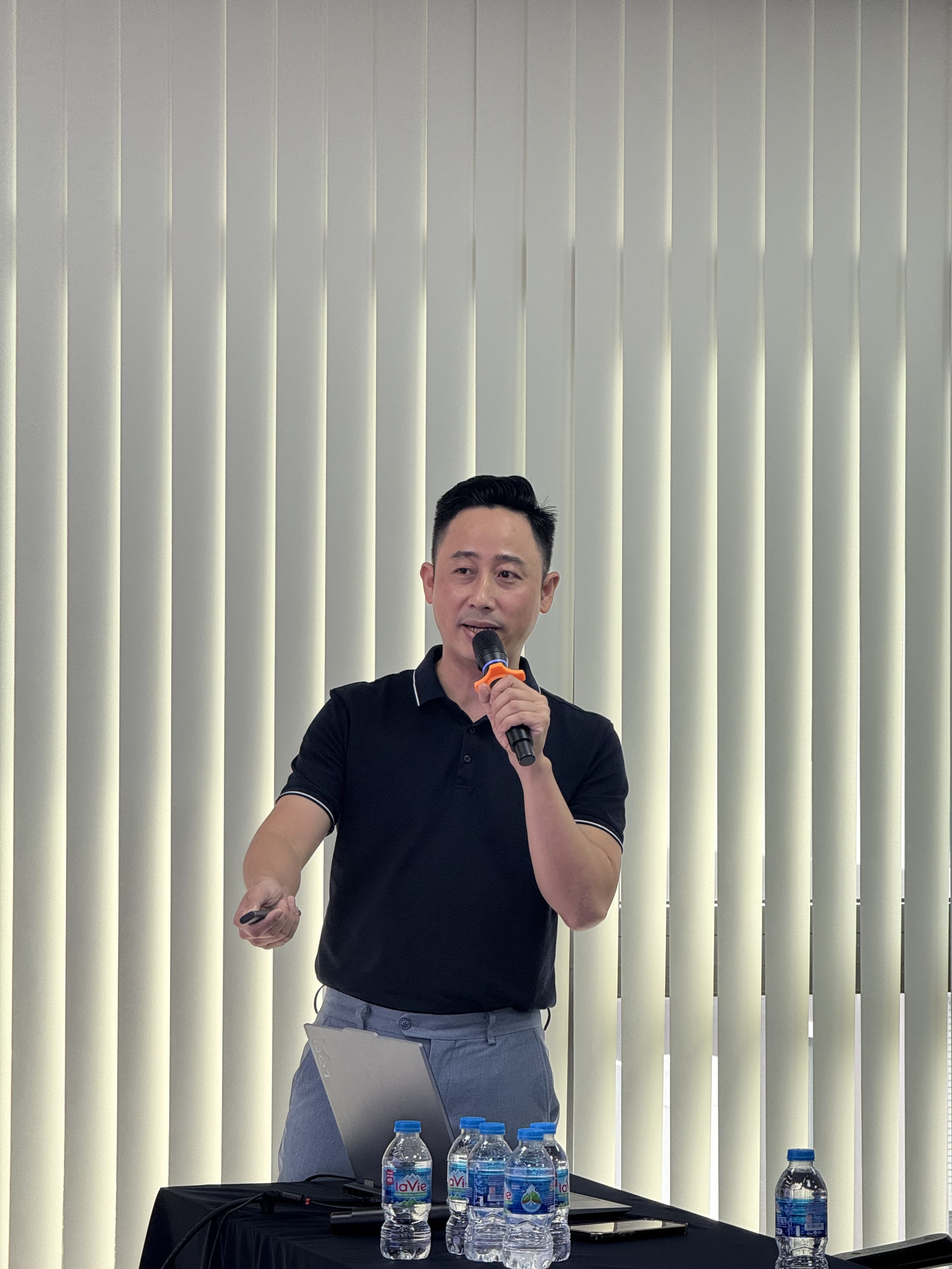 Đăng Dương chia sẻ về tư duy môi giới bất động sản trong buổi đào tạo tại sàn