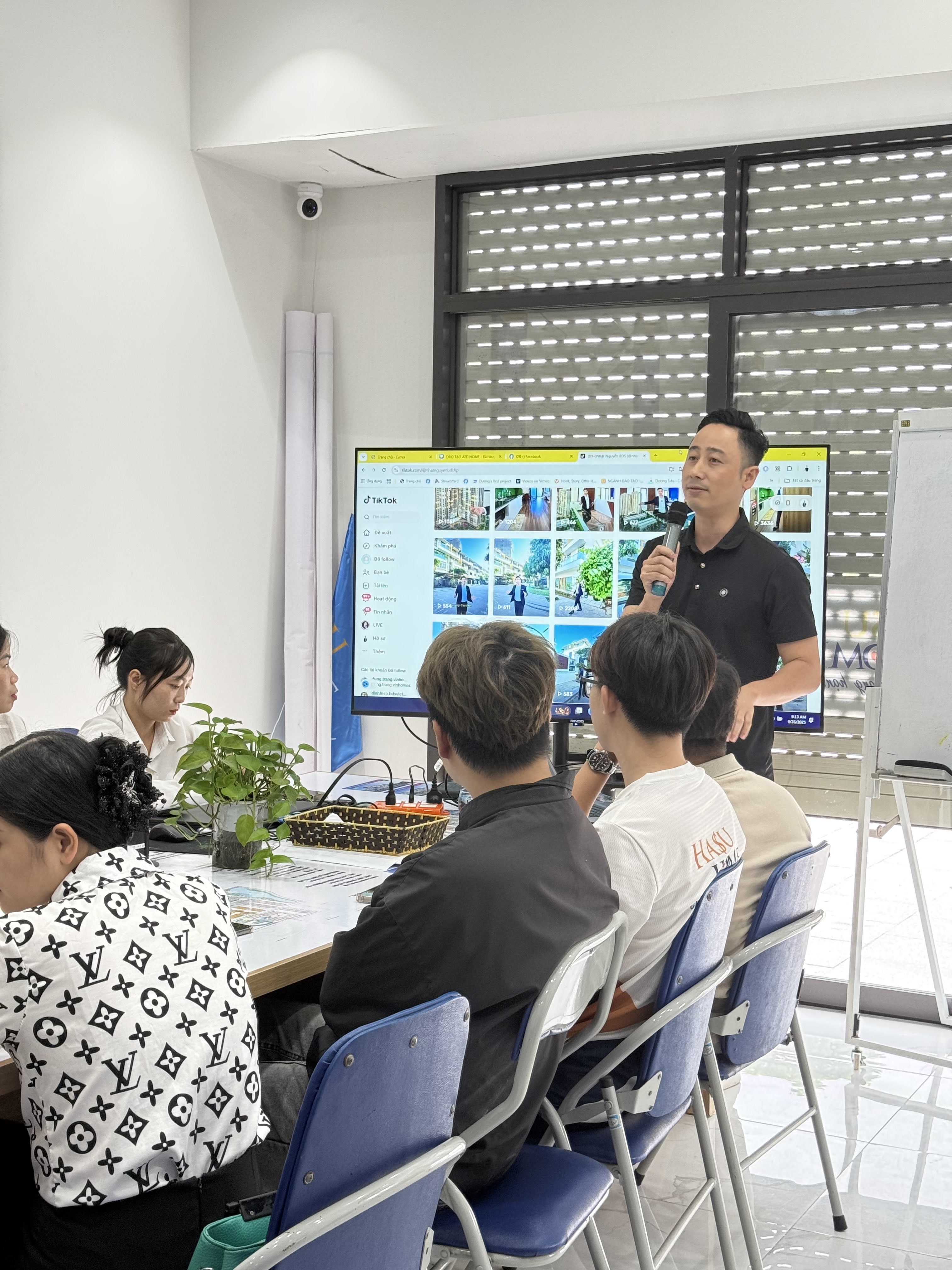 Đăng Dương họp đội nhóm best seller bất động sản và ghi mục tiêu doanh số lên bảng
