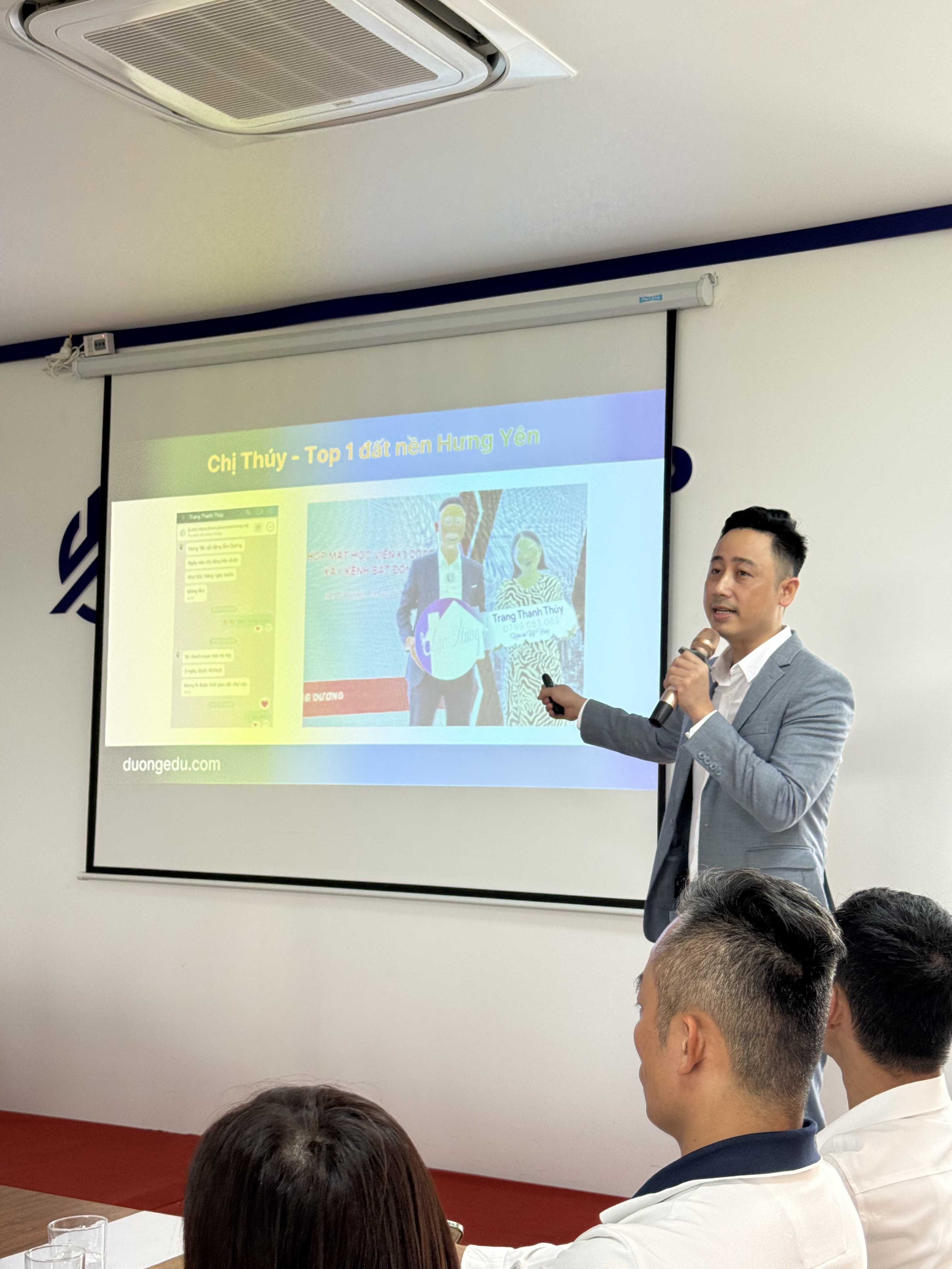 Người trẻ làm môi giới bất động sản ngồi nghe Đăng Dương đào tạo tại sàn giao dịch