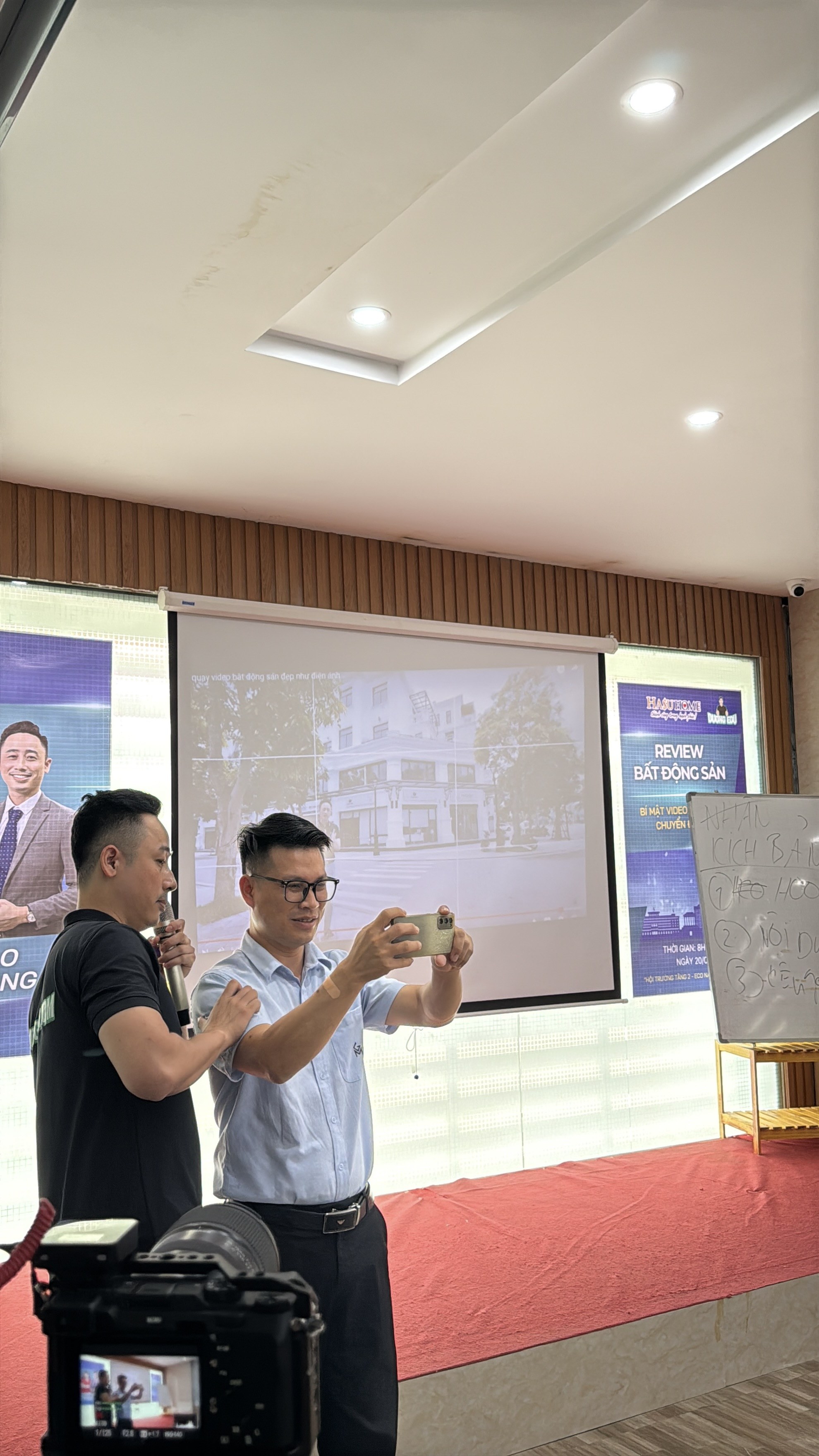 Đăng Dương soi trang kênh và chỉ lỗi kênh bất động sản cho học viên trong buổi đào tạo