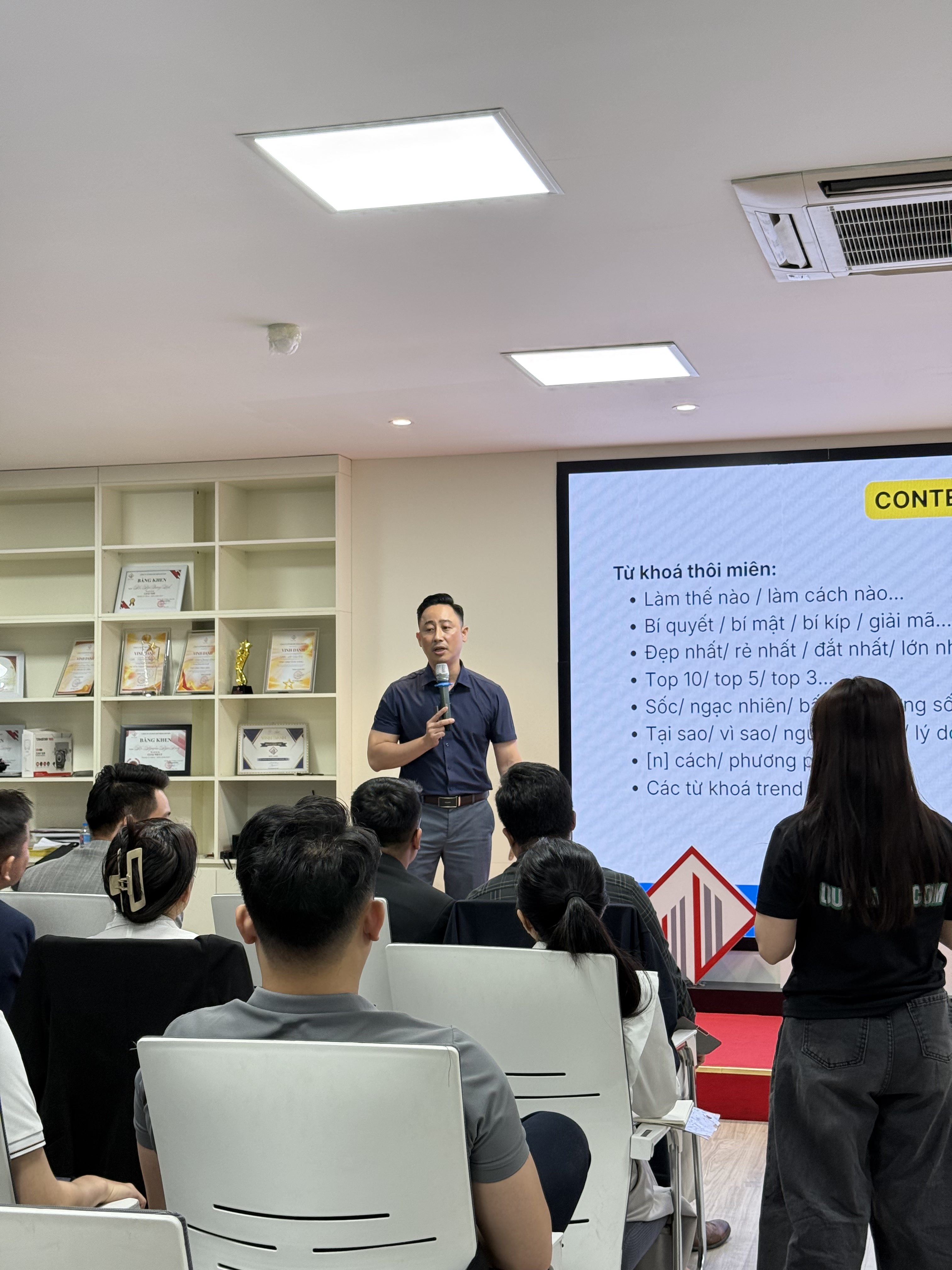 Đăng Dương chia sẻ về chứng chỉ môi giới bất động sản và điều kiện hành nghề tại buổi đào tạo sàn