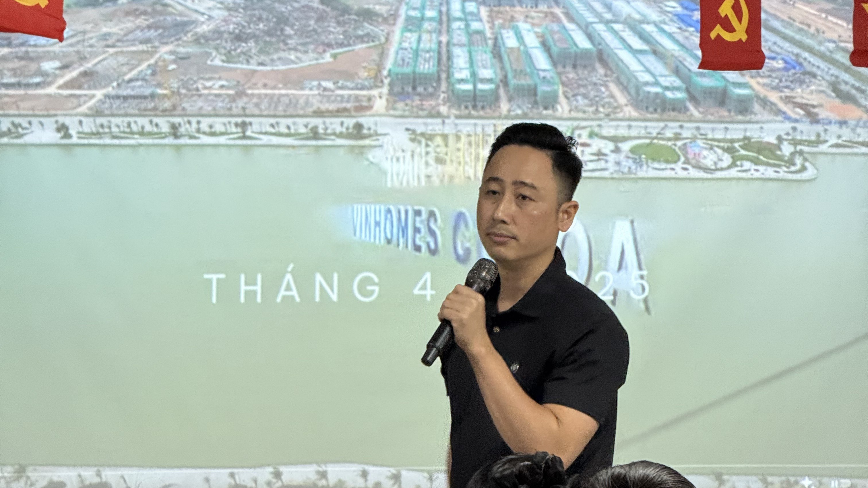 Trao đổi với đội ngũ môi giới về cách nhiều tài khoản cùng gom người xem cho một phiên livestream bán đất
