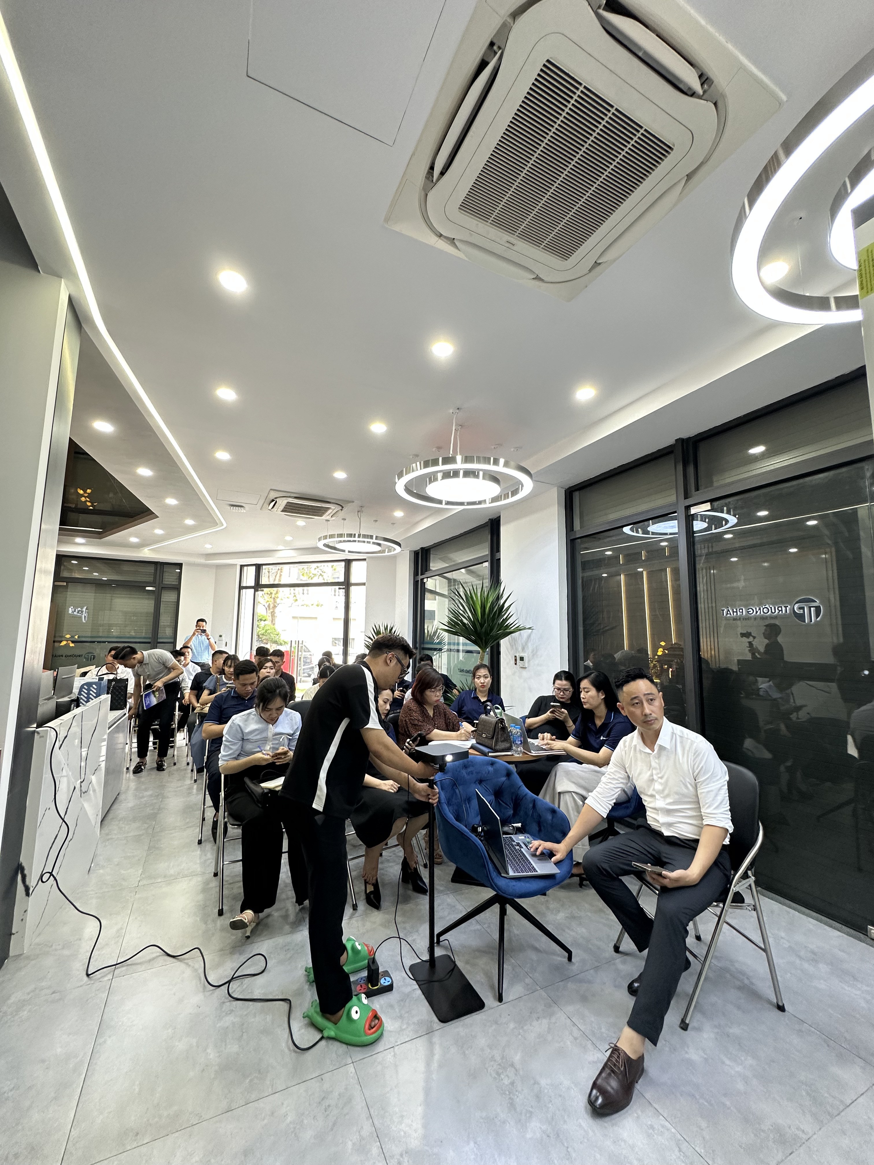 Đăng Dương trao đổi với đội sale về việc chọn dự án chủ lực thay vì ôm nhiều dự án bất động sản