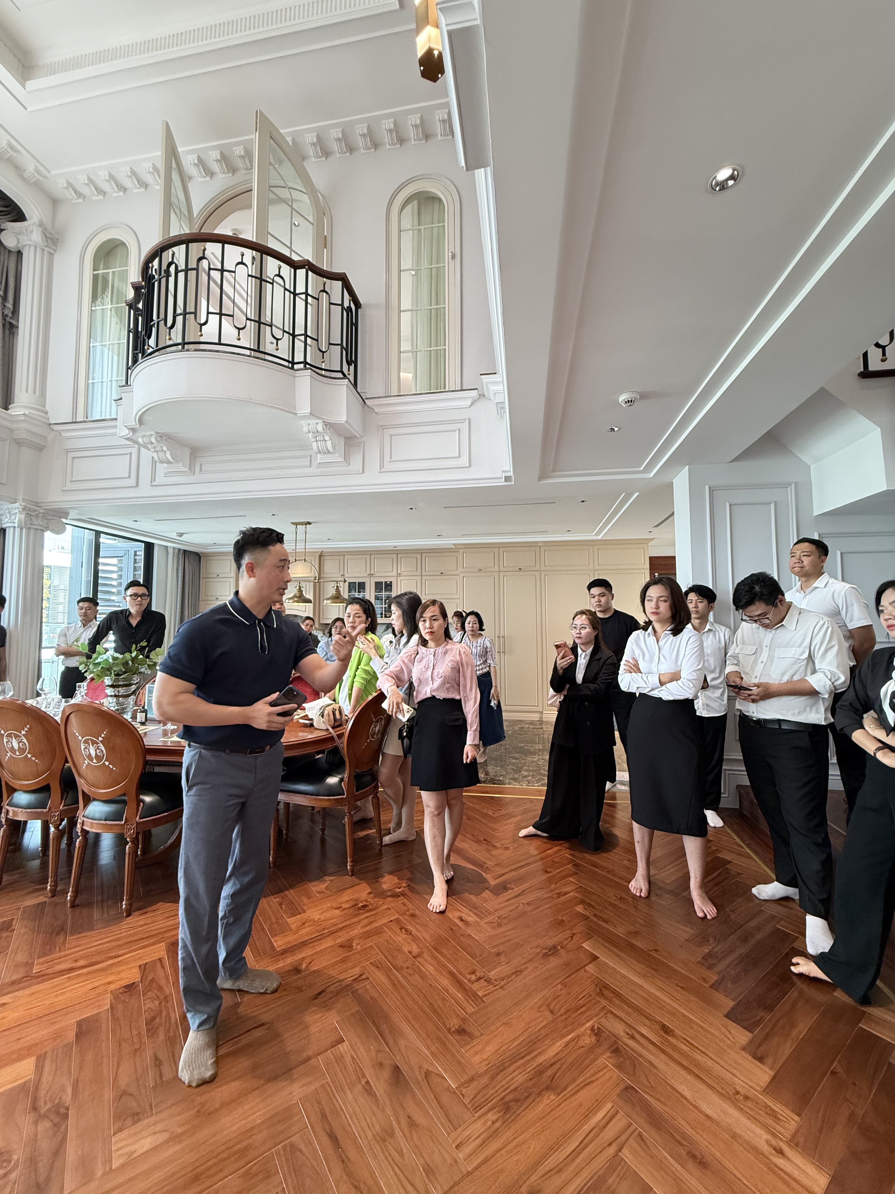 Đăng Dương gặp gỡ cộng đồng người làm nghề môi giới bất động sản tại một buổi đào tạo