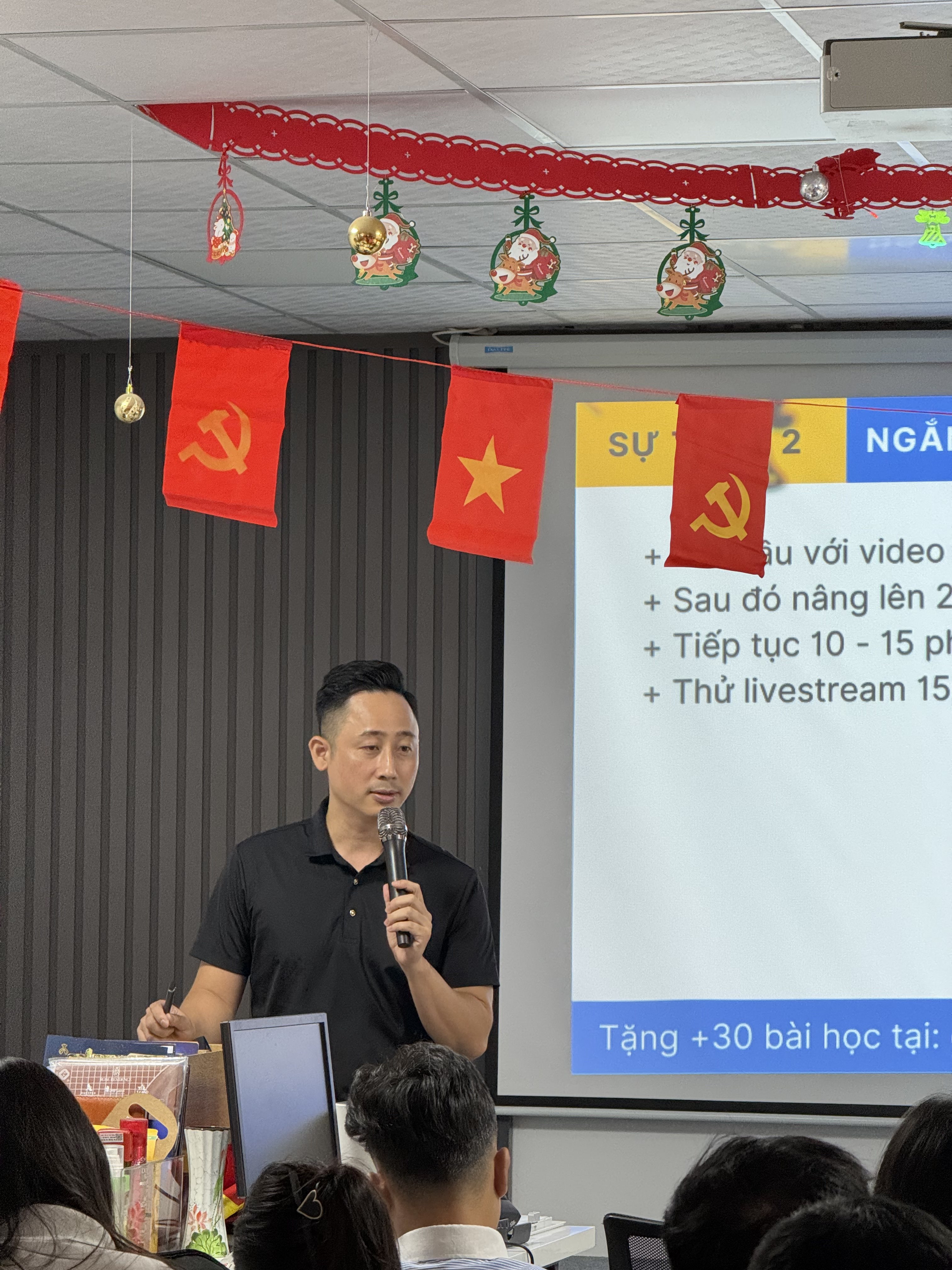Đăng Dương hướng dẫn môi giới bất động sản cách tư vấn trực tiếp cho khách hàng tại buổi đào tạo