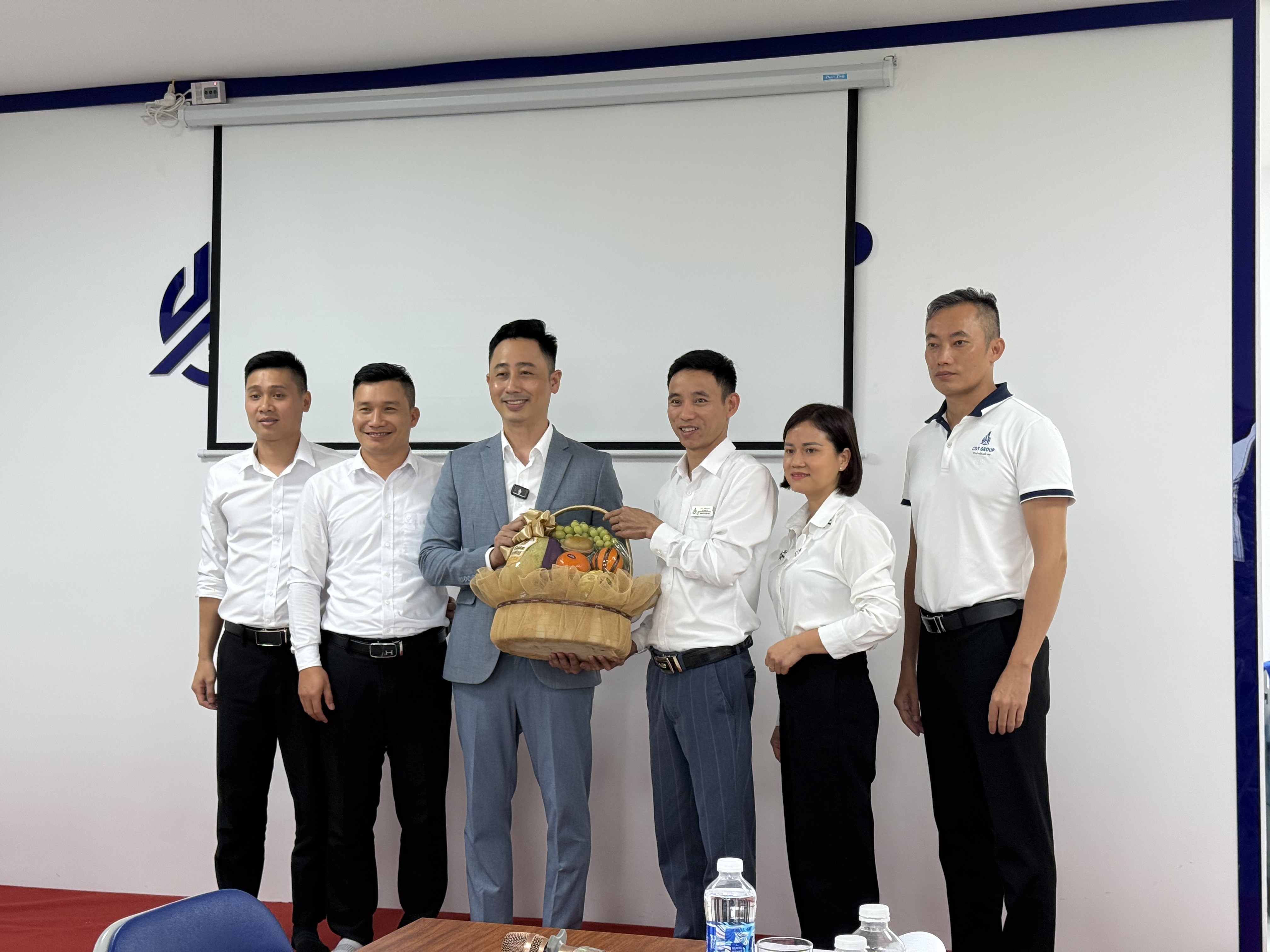 Buổi trao đổi giữa các môi giới bất động sản về cách đặt câu hỏi khi đang mắc kẹt