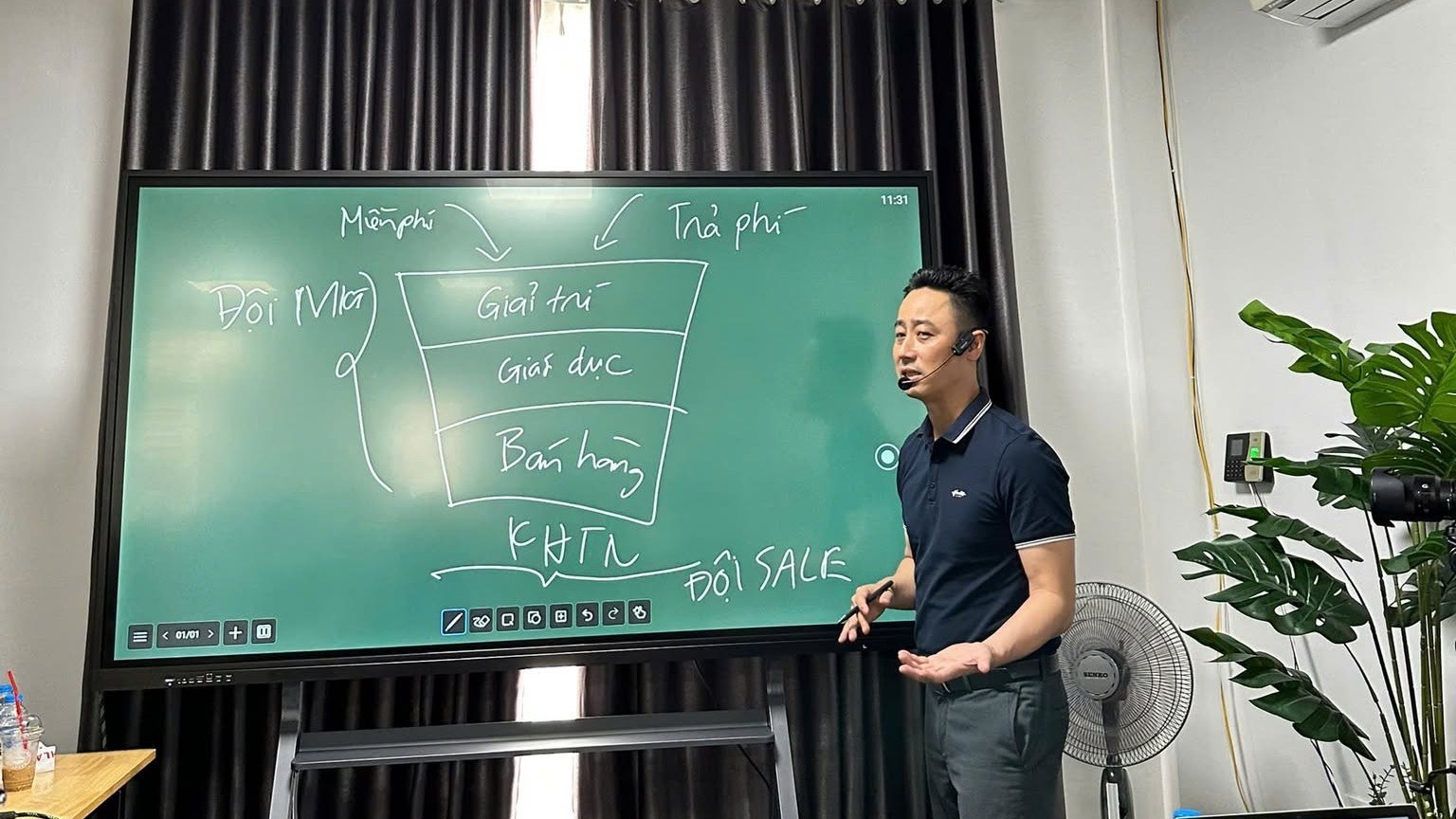 Người làm nghề môi giới bất động sản trao đổi trực tiếp với người hướng dẫn trong một buổi học