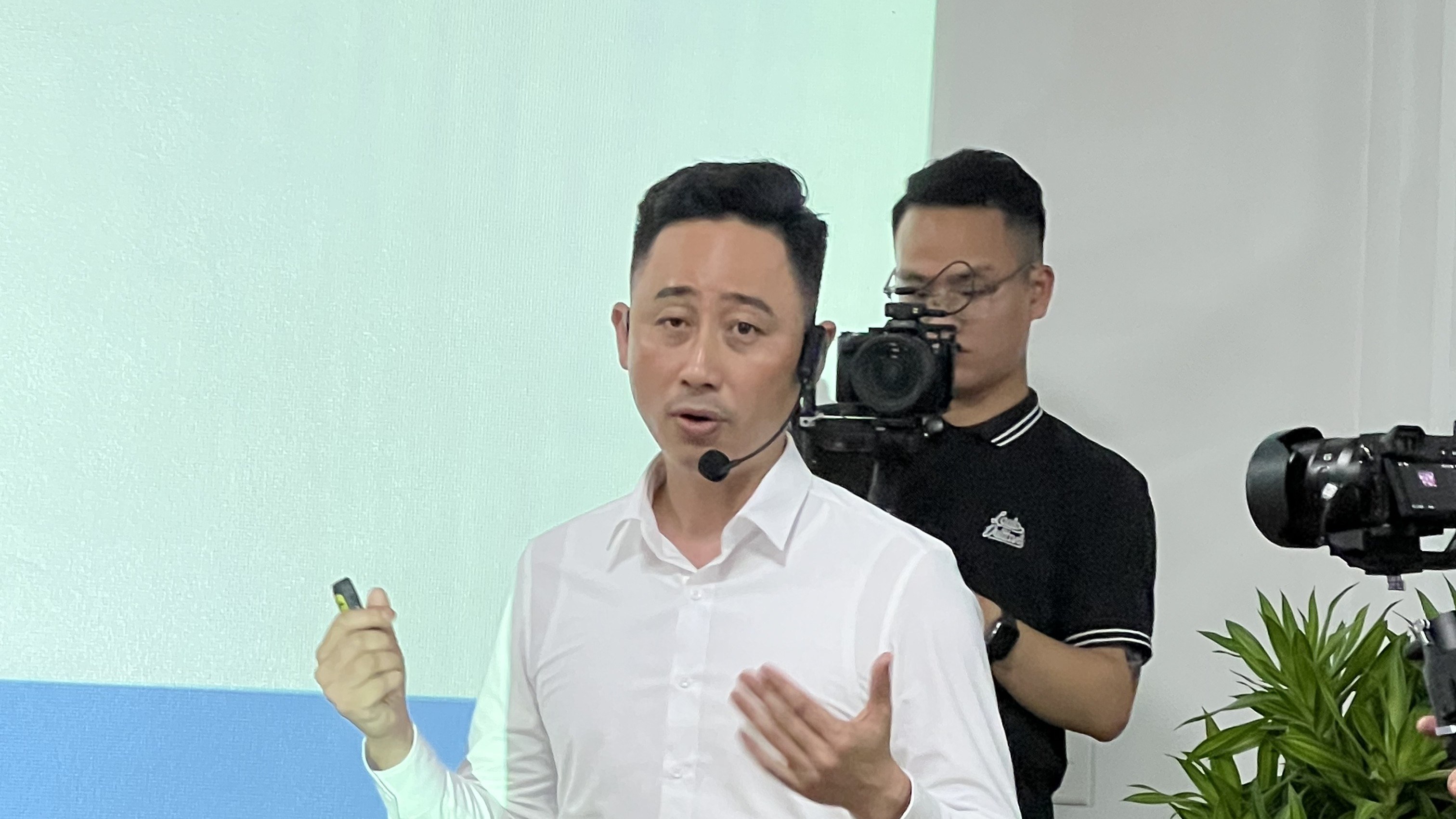 Minh hoạ cách phân loại bình luận chê ngoại hình và bình luận về chuyên môn nghề môi giới