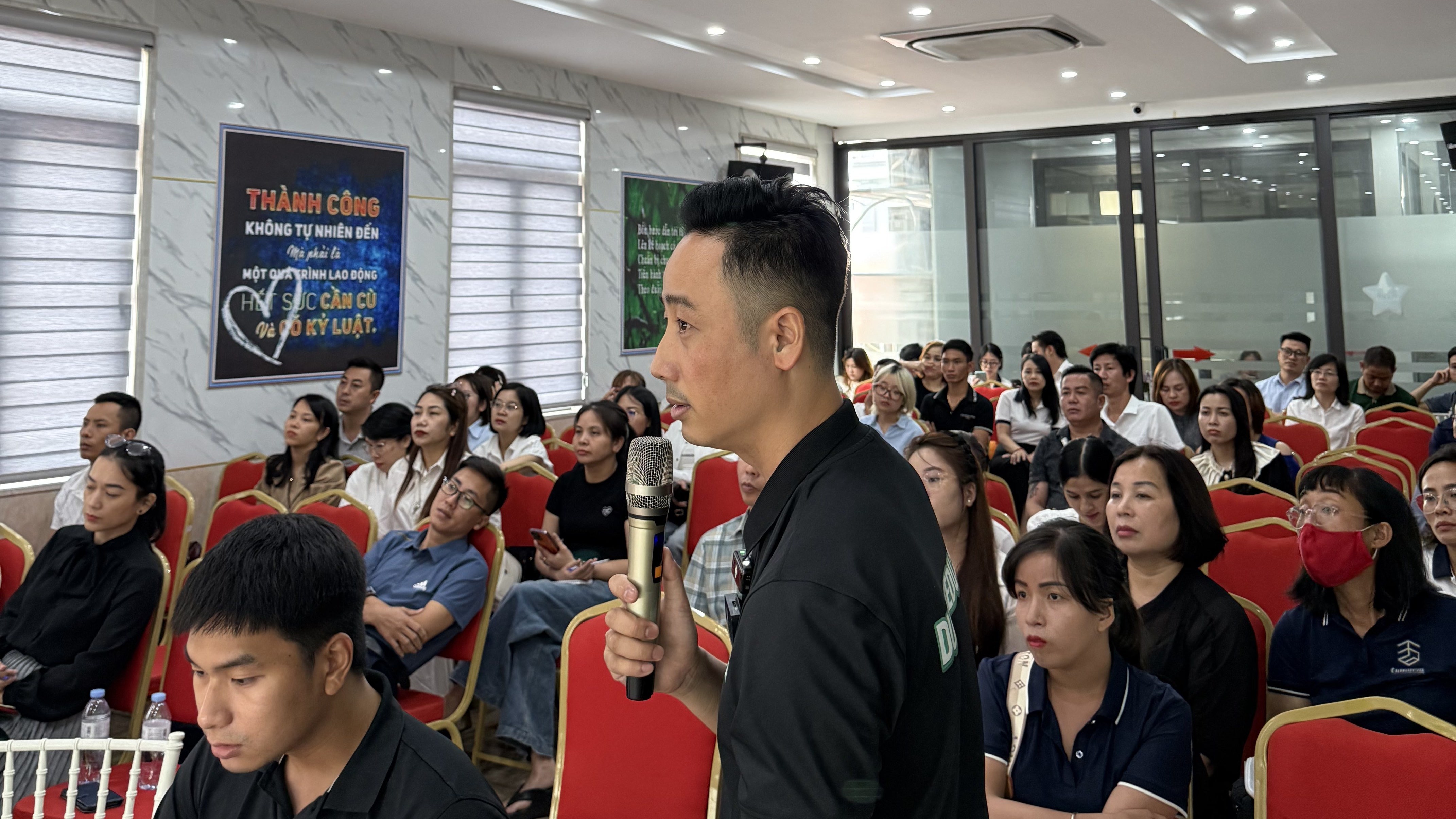 Buổi đào tạo tại sàn giao dịch minh hoạ nghĩa vụ bồi dưỡng kiến thức hành nghề hằng năm cho nhân viên môi giới