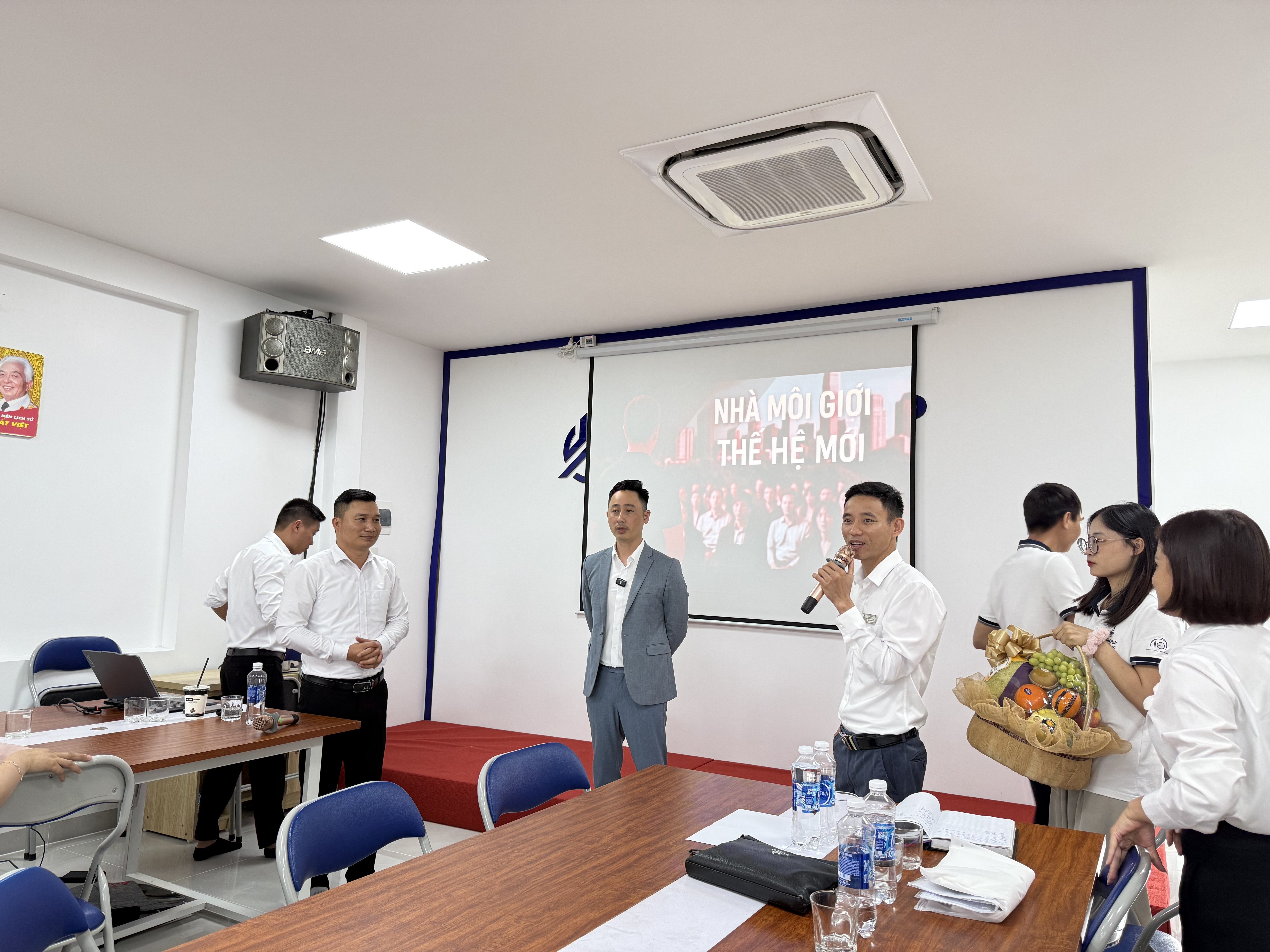 Buổi trao đổi với môi giới bất động sản về cách giữ lại tiền sau mỗi khoản hoa hồng