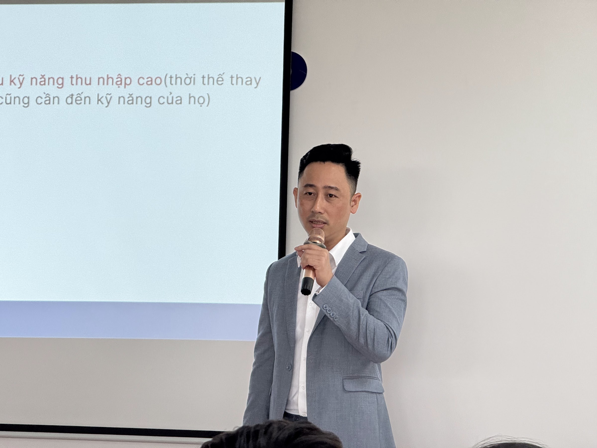 Buổi trao đổi với đội ngũ một sàn giao dịch về cách chọn kênh truyền thông theo dòng sản phẩm